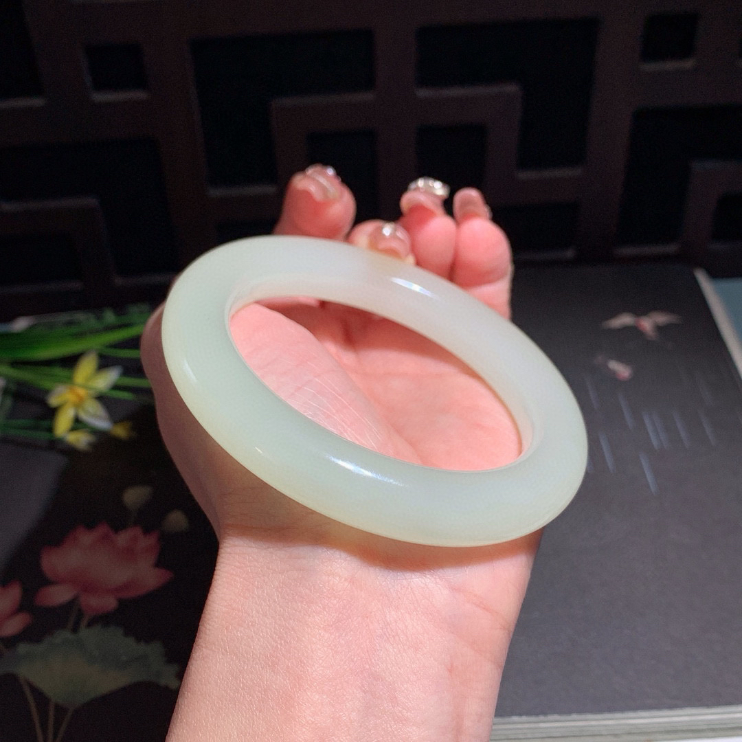 和田玉59.5圈晴水色肥圆条手镯！清水色！玉质细腻油润 底色纯净 无裂无杂 脂粉好，品质高。