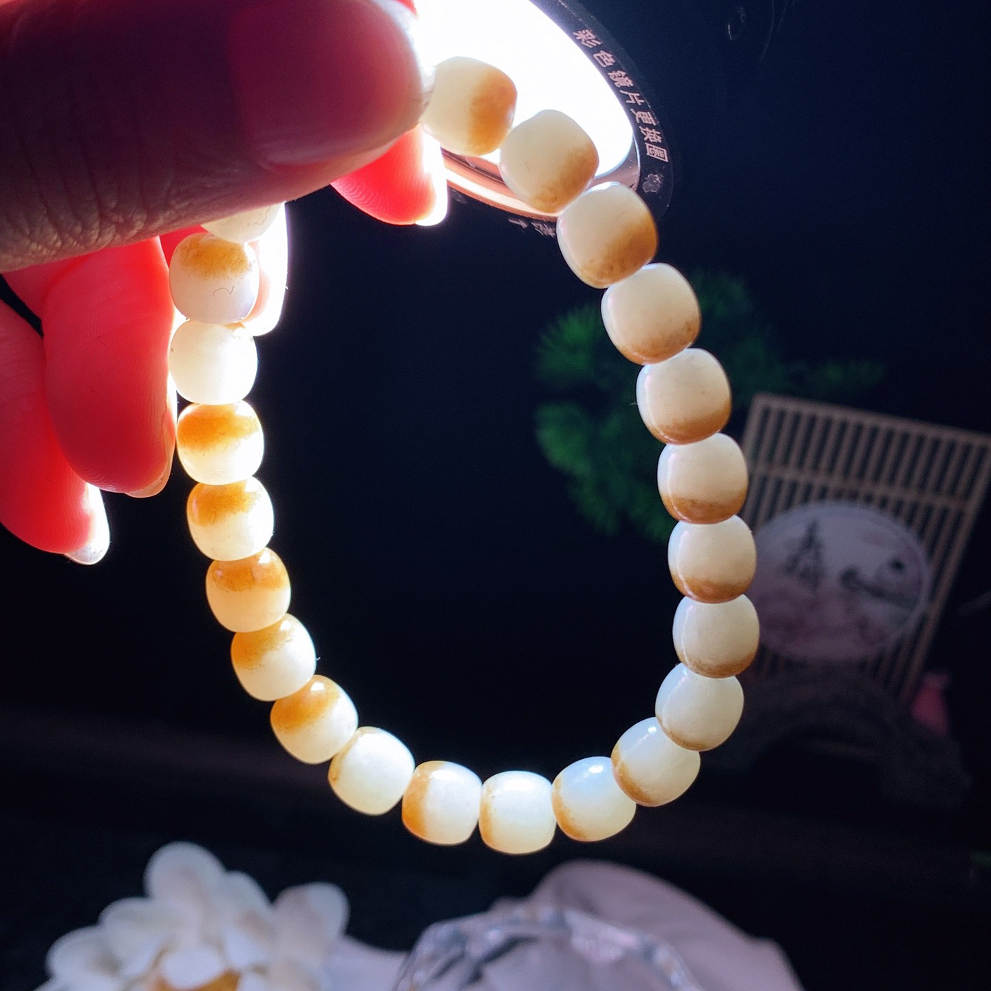 新疆和田玉白且末糖老型珠手串 单颗尺寸8重21.5克。玉质细腻油润。手推出油。佩戴高端典雅。lt260318