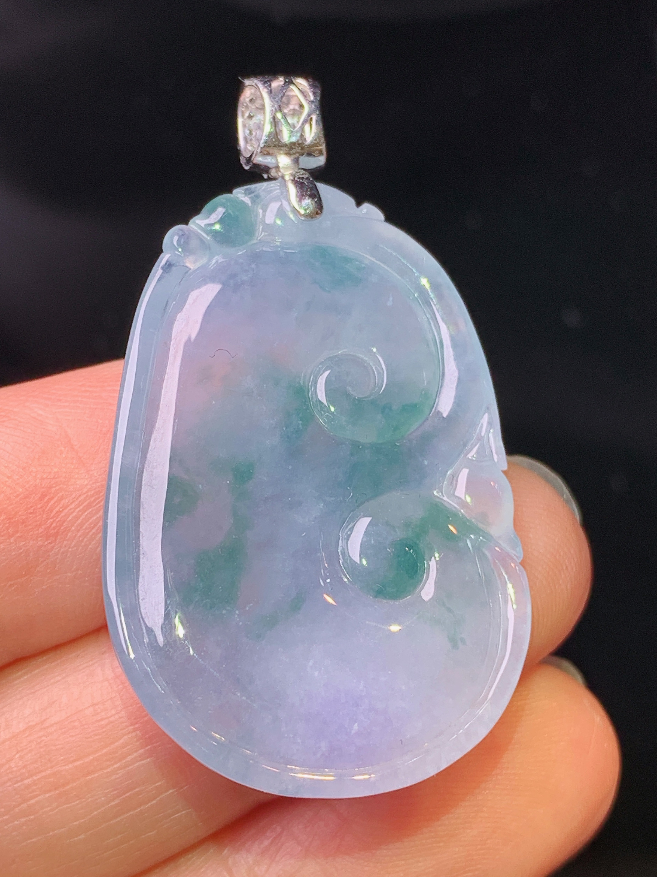 18k金钻镶嵌飘绿如意吊坠 玉质细腻 色泽艳丽清新 水润亮眼 整体尺寸41*23.3*6b1