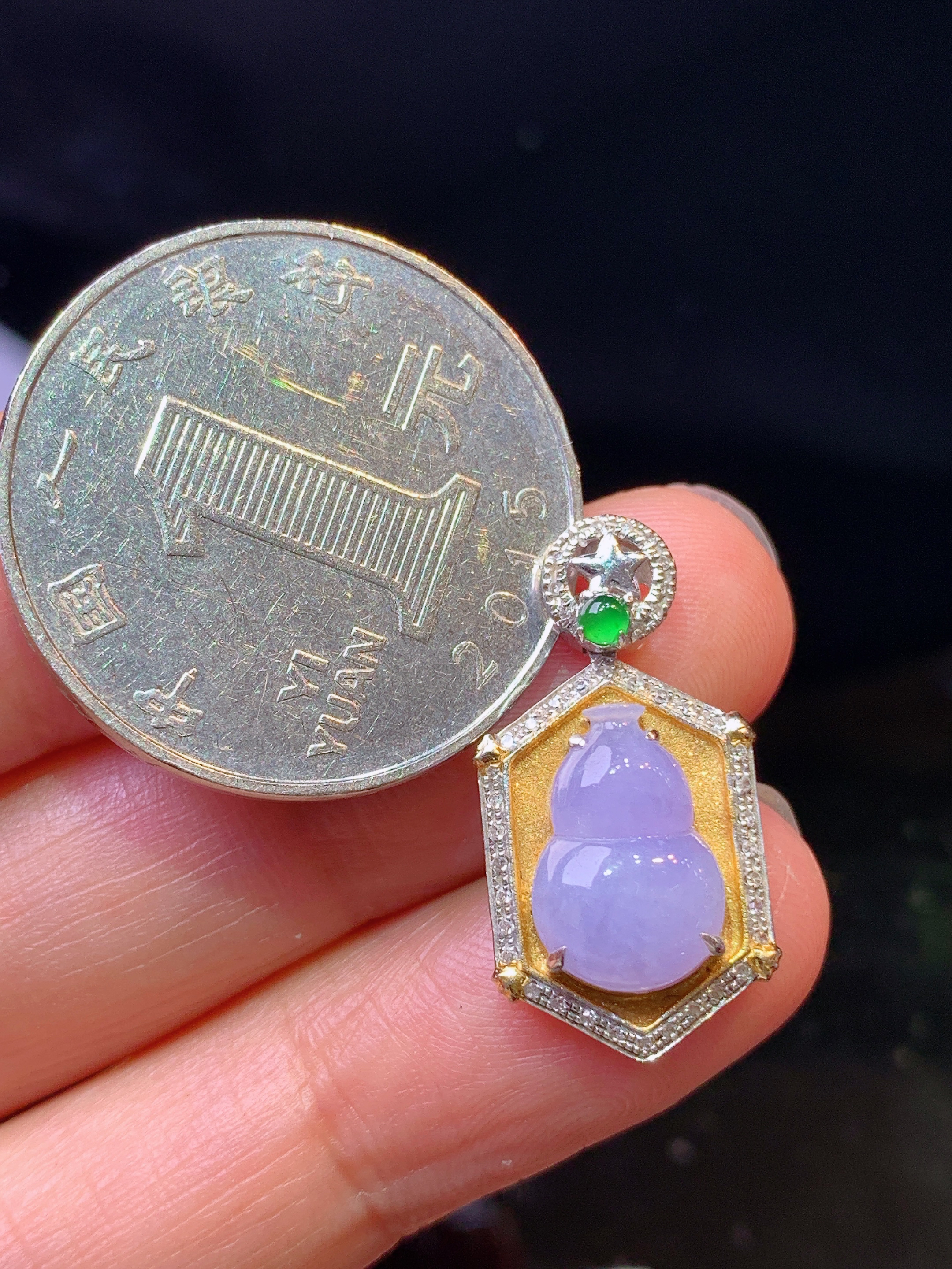 18k金钻镶嵌紫罗兰葫芦吊坠 玉质细腻 色泽艳丽清新 水润亮眼 整体尺寸22.7*11.8*6.5y4