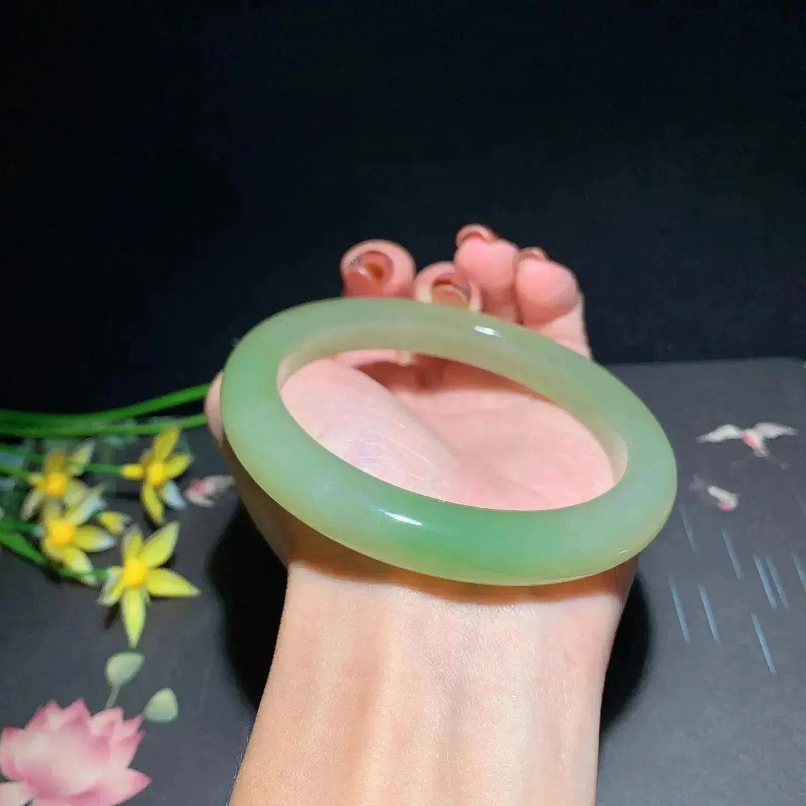 和田玉62.5圈翠青手镯！少见大圈口翠手镯，玉质细腻油润 底色纯净 无裂无黑 脂粉好，品质高