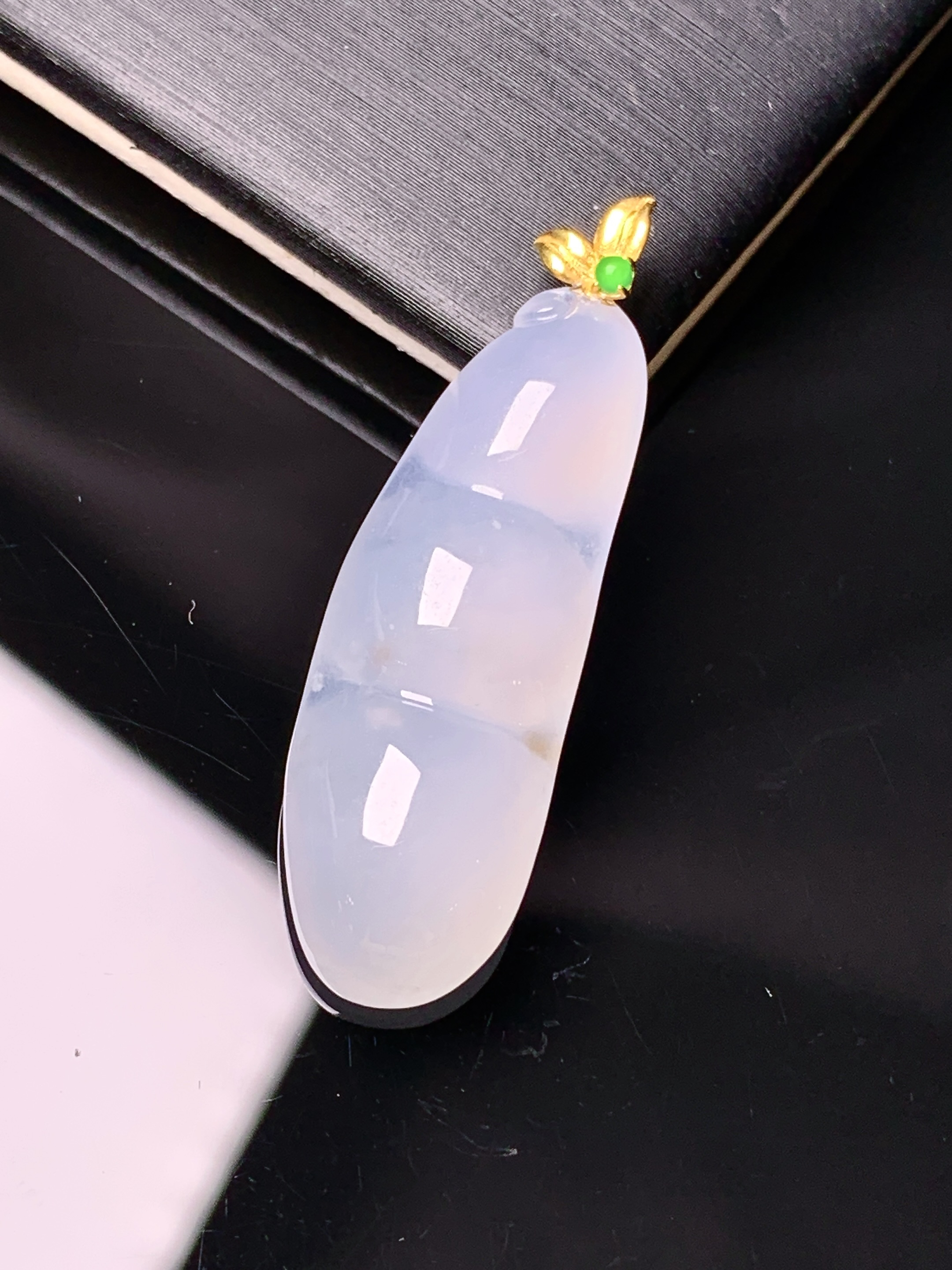 18k金镶嵌冰种四季豆吊坠 玉质细腻 色泽艳丽清新 水润亮眼 整体尺寸36.6*11*6.5c1
