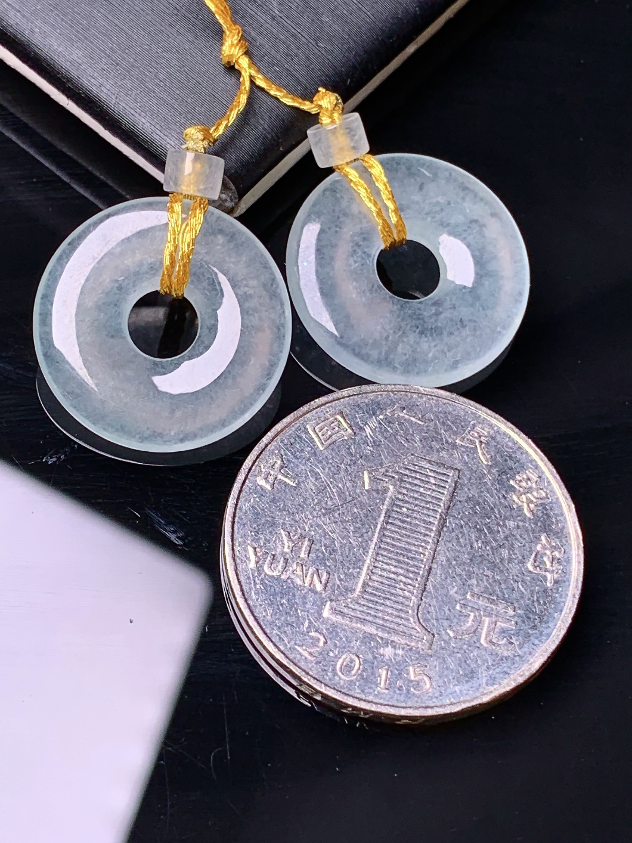 冰种平安环一对 玉质细腻 色泽艳丽清新 水润亮眼 整体尺寸18.2*2.6*j2