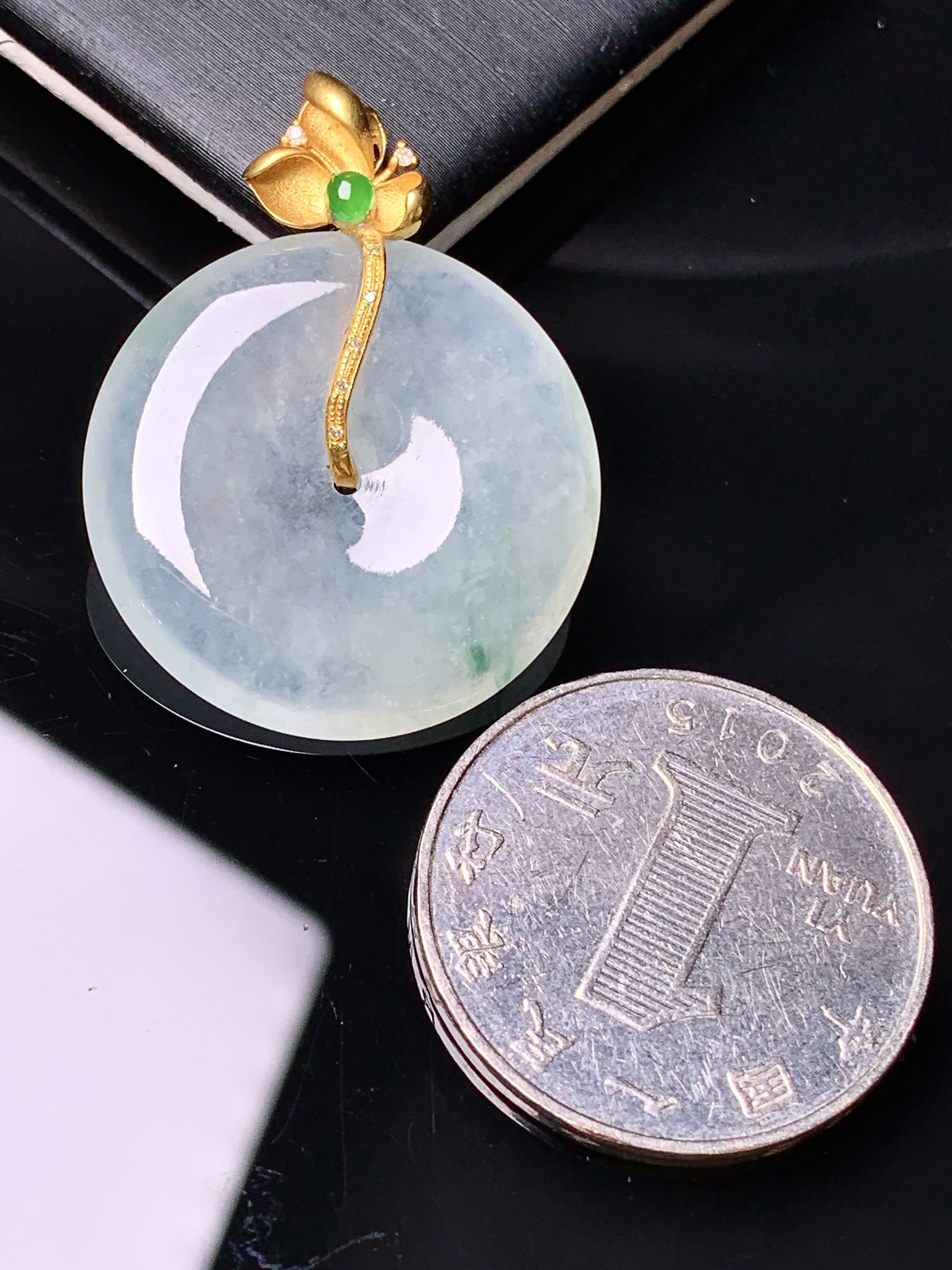 18k金钻镶嵌冰种平安扣吊坠 玉质细腻 色泽艳丽清新 水润亮眼 整体尺寸33.2*25.5*4yz