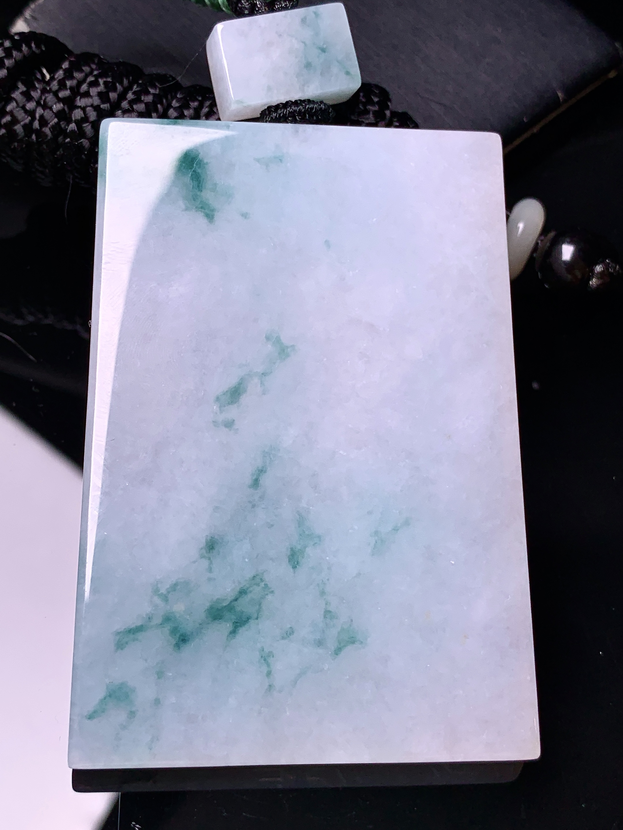 飘绿无事牌吊坠 玉质细腻 色泽艳丽清新 水润亮眼 整体尺寸63*43.8*6w1