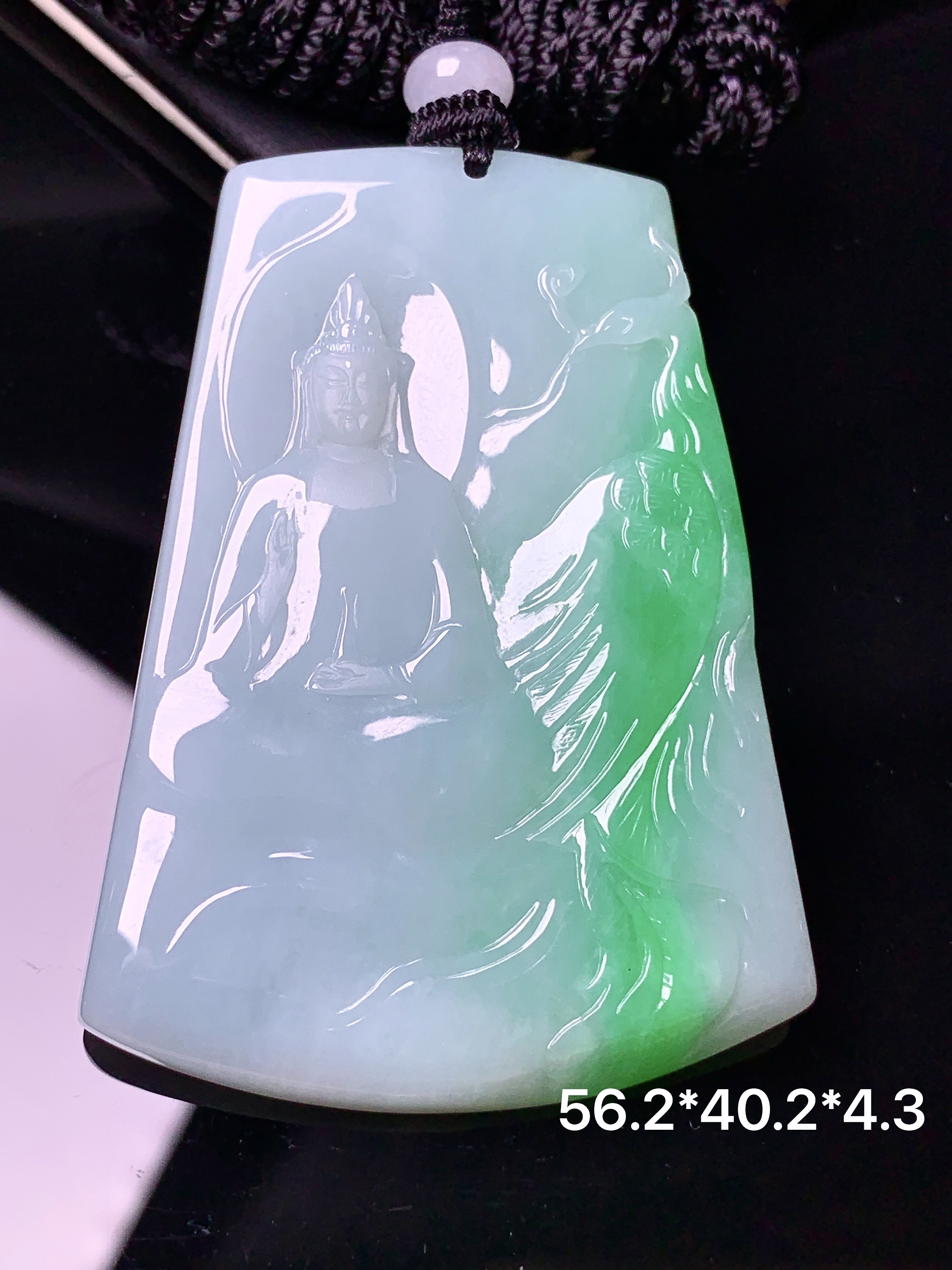 飘绿观音菩萨吊坠 玉质细腻 色泽艳丽清新 水润亮眼 整体尺寸56.2*40.2*4.3w1