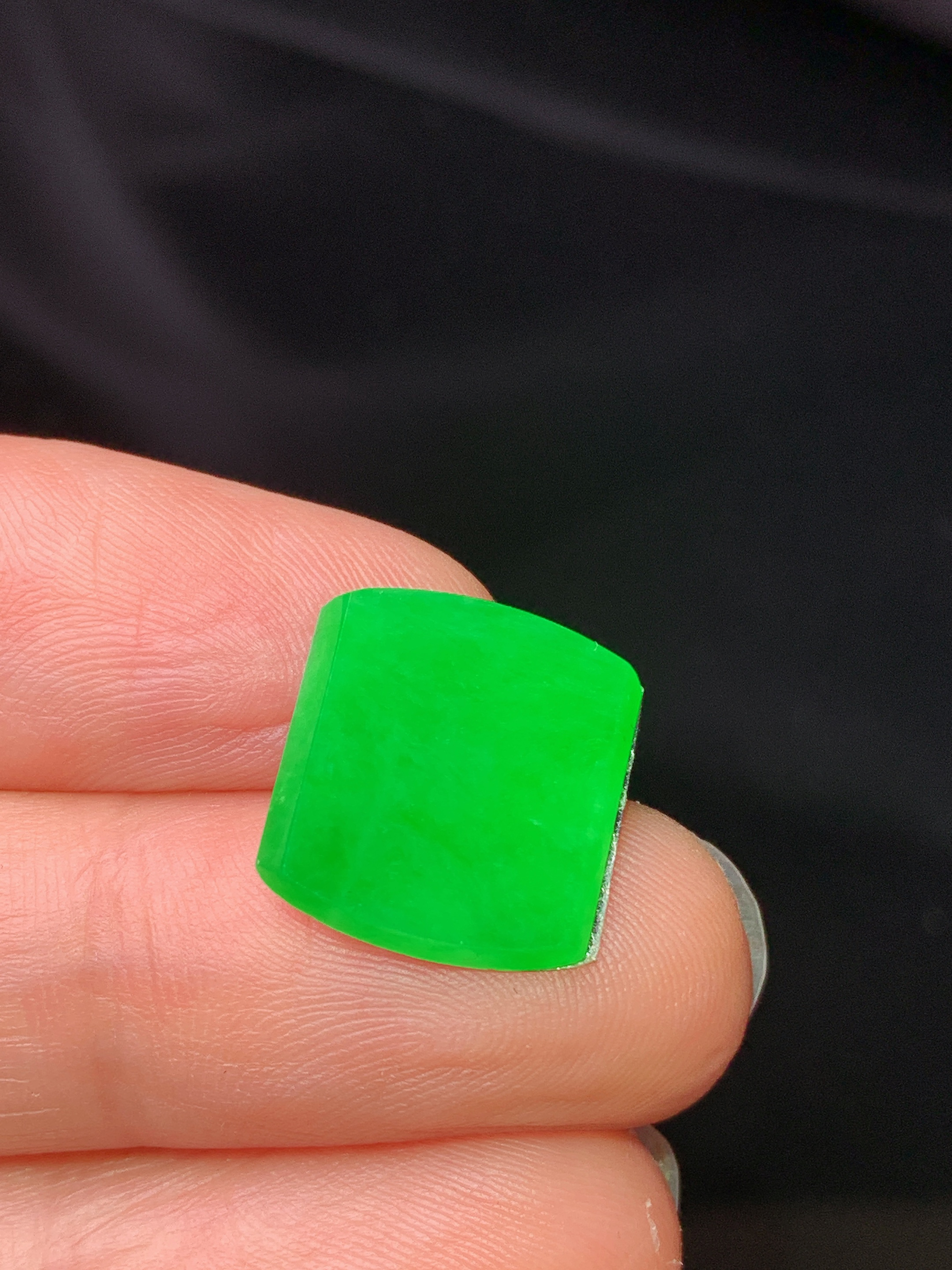 镶嵌款 翠绿无事牌吊坠 玉质细腻 色泽艳丽清新 水润亮眼 整体尺寸14*12.6*2x4