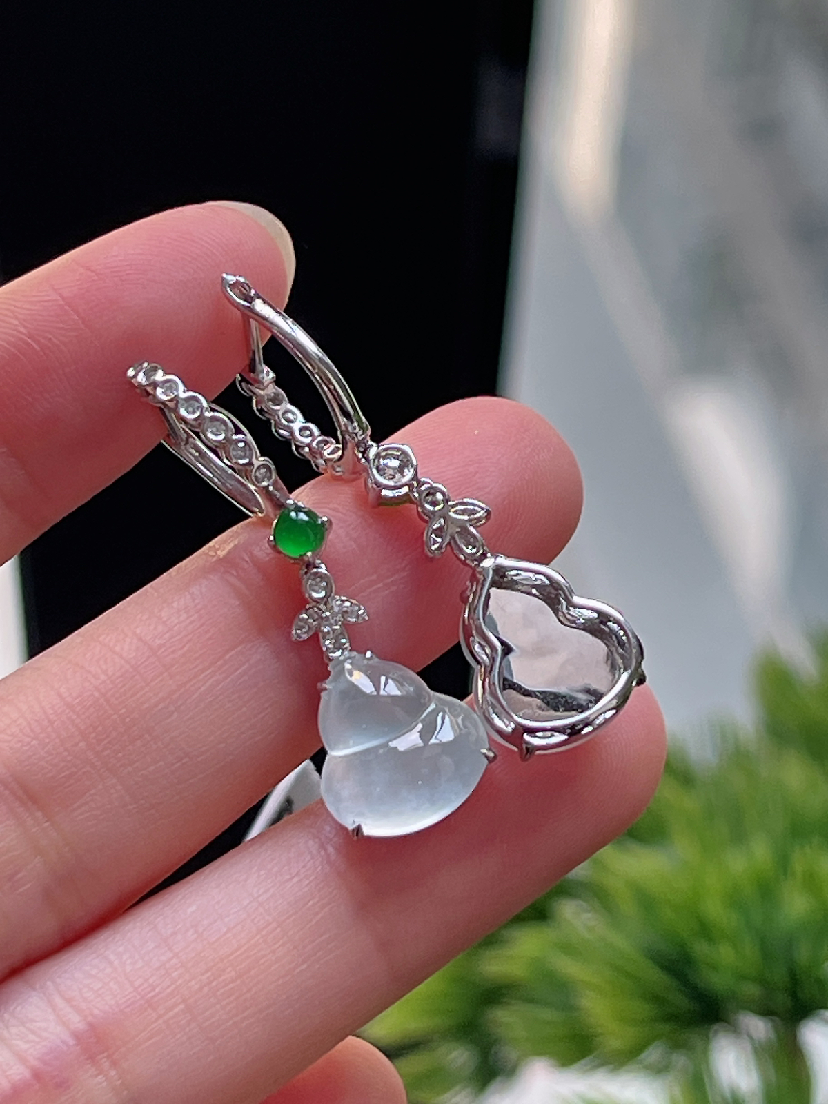 翡翠白冰茅台白耳坠，印记：G18K,伴钻石