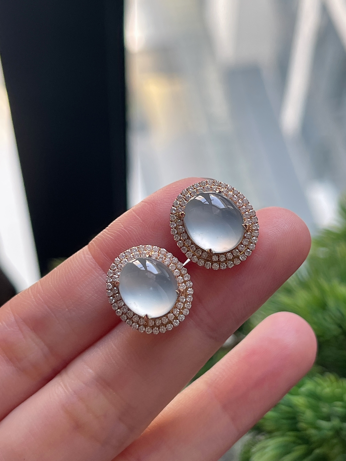 翡翠白冰耳钉，印记：G18K,伴钻石