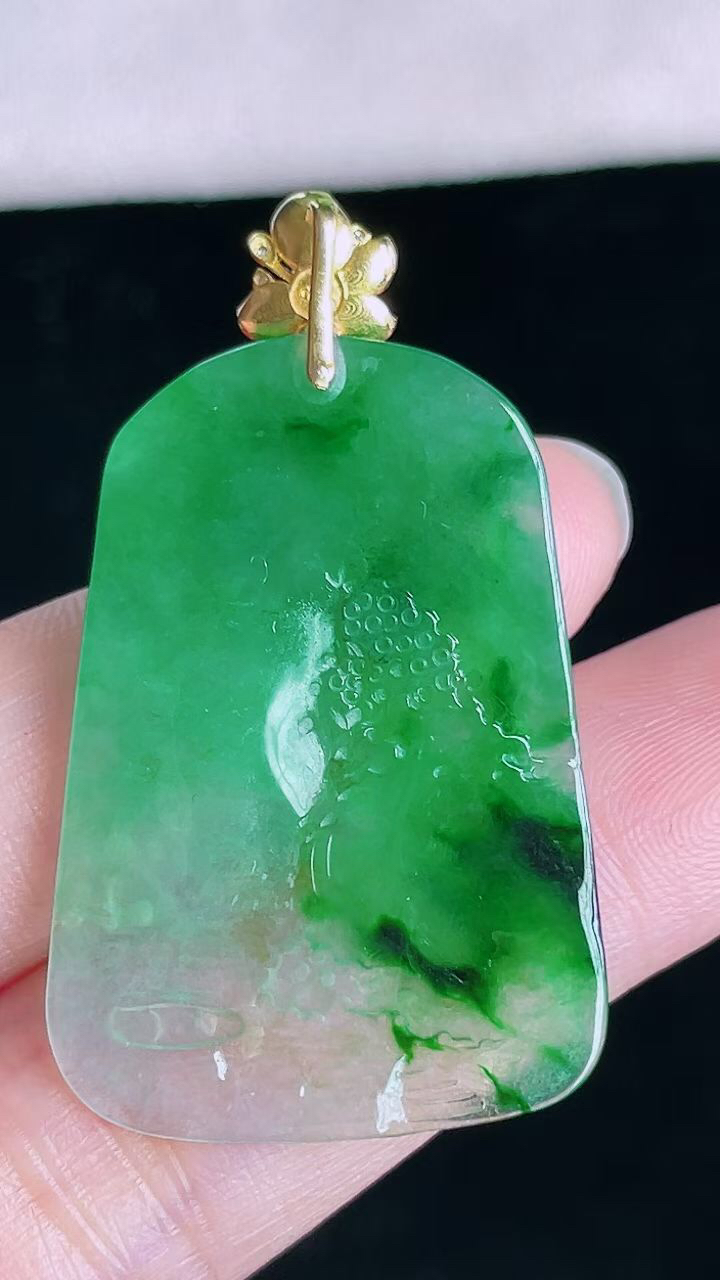 【翡翠名称】18K镶冰辣阳绿山水吊坠
【翡翠尺寸】裸石35/24.3/6.2mm
【翡翠描述】宝贝种老水足，玉质细腻，色泽靓丽，性价比高，佩戴效果好！
【其它赠送】权威证书/精美挂绳盒子/支持全国复检