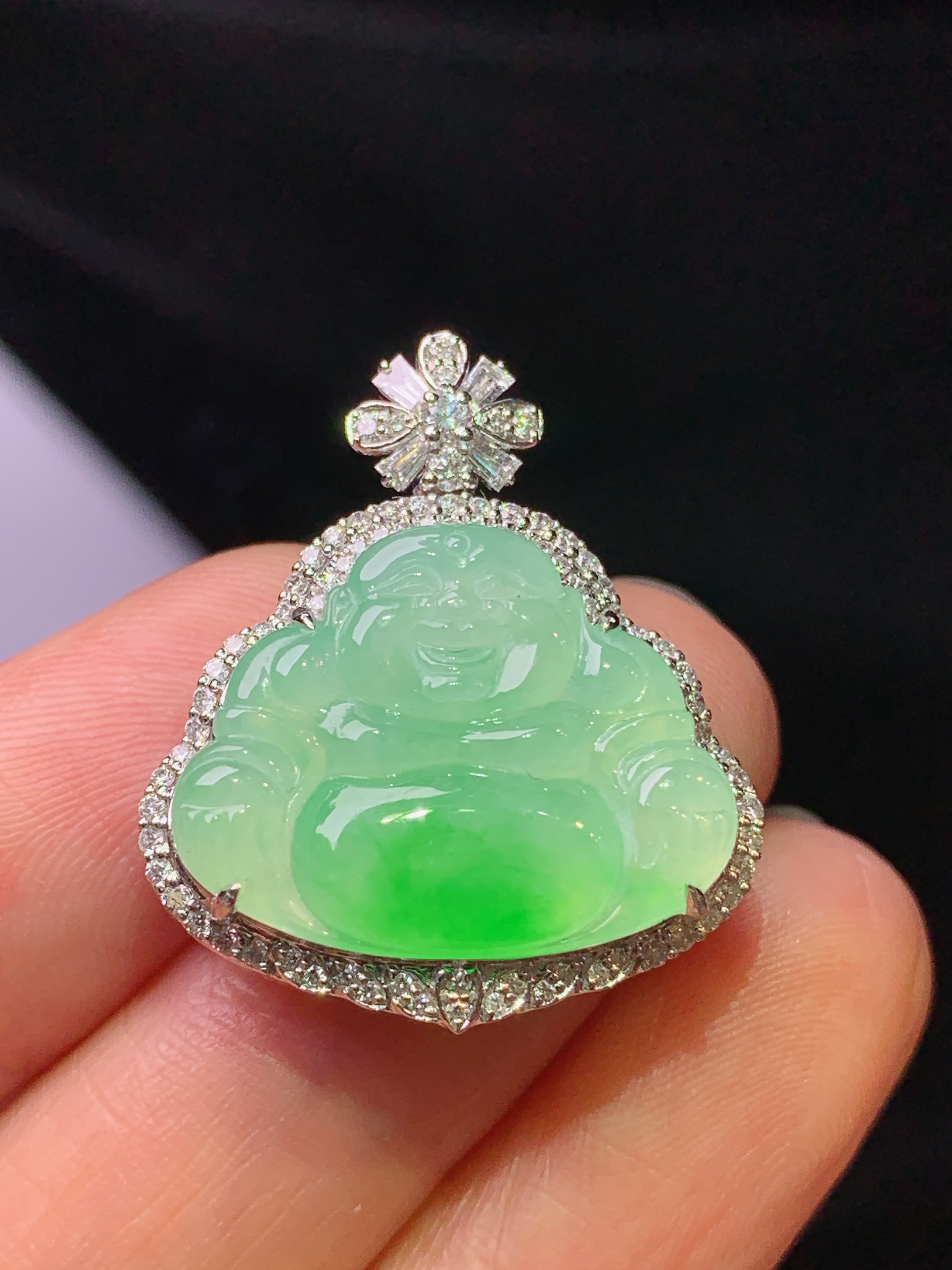 18k金钻镶嵌翠绿佛公吊坠 玉质细腻 色泽艳丽清新 水润亮眼 整体尺寸27*23*7.8x4