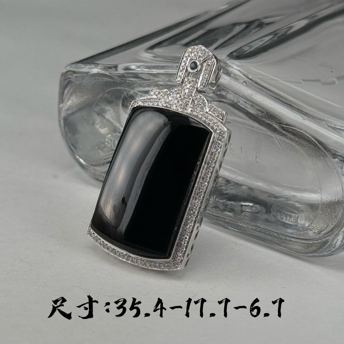 精品18k墨翠马鞍吊坠 种好色正 黑度极好 打灯通透 油性十足 尺寸35.4