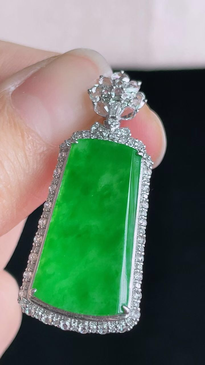 【翡翠名称】18K金豪华镶钻冰辣阳绿无事牌吊坠
【翡翠尺寸】含金36.3/15.6/9.7mm
【翡翠描述】宝贝种老水足，玉质细腻，色泽靓丽，性价比高，佩戴效果好！
【其它赠送】权威证书/精美挂绳盒子/支持全国复检