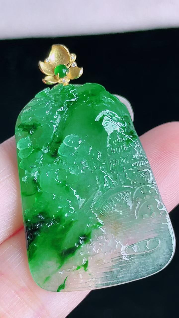 【翡翠名称】18K镶冰辣阳绿山水吊坠
【翡翠尺寸】裸石35/24.3/6.2mm
【翡翠描述】宝贝种老水足，玉质细腻，色泽靓丽，性价比高，佩戴效果好！
【其它赠送】权威证书/精美挂绳盒子/支持全国复检