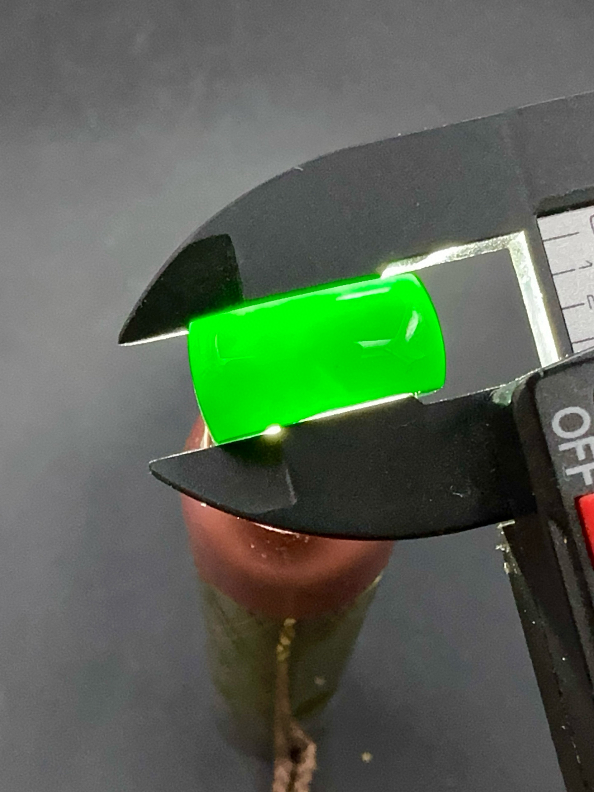 #限时特惠#墨翠马鞍戒面】，黑度极黑  灯照全透  呈帝王绿  种老起光  底极细腻  完美无裂  