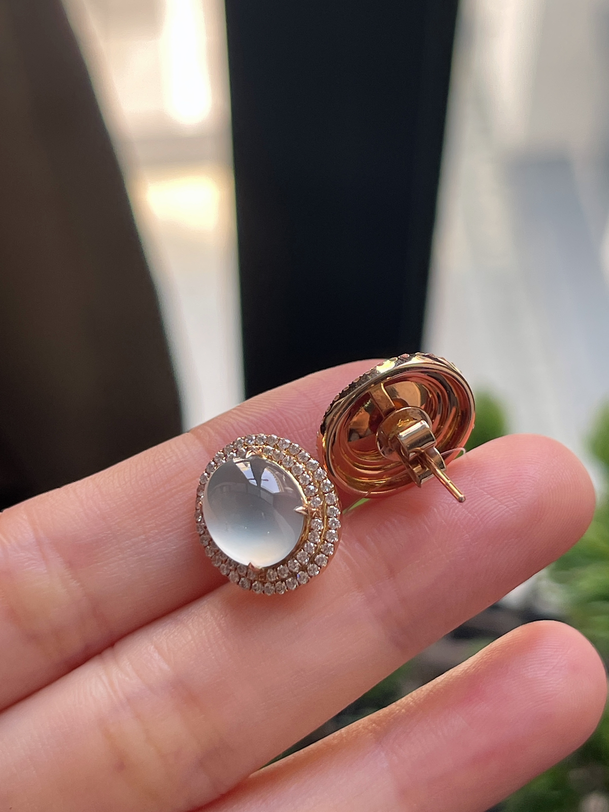 翡翠白冰耳钉，印记：G18K,伴钻石