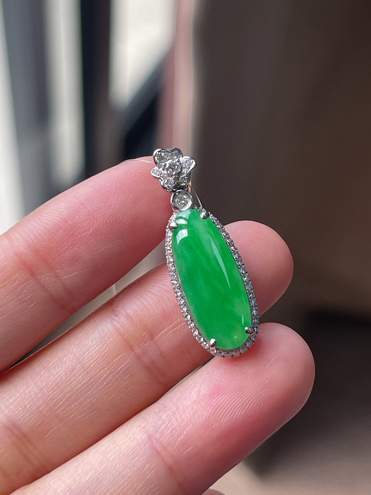 翡翠冰糯种绿色福瓜挂件，印记：Au750,伴钻石