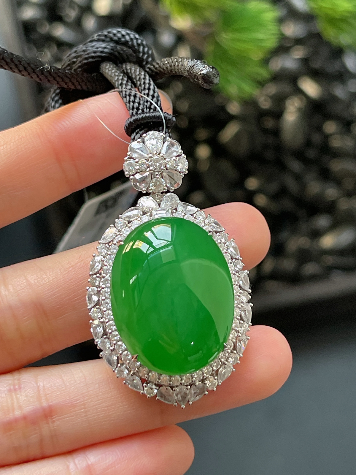 翡翠冰糯种大绿蛋面吊坠，印记：G18K,伴钻石