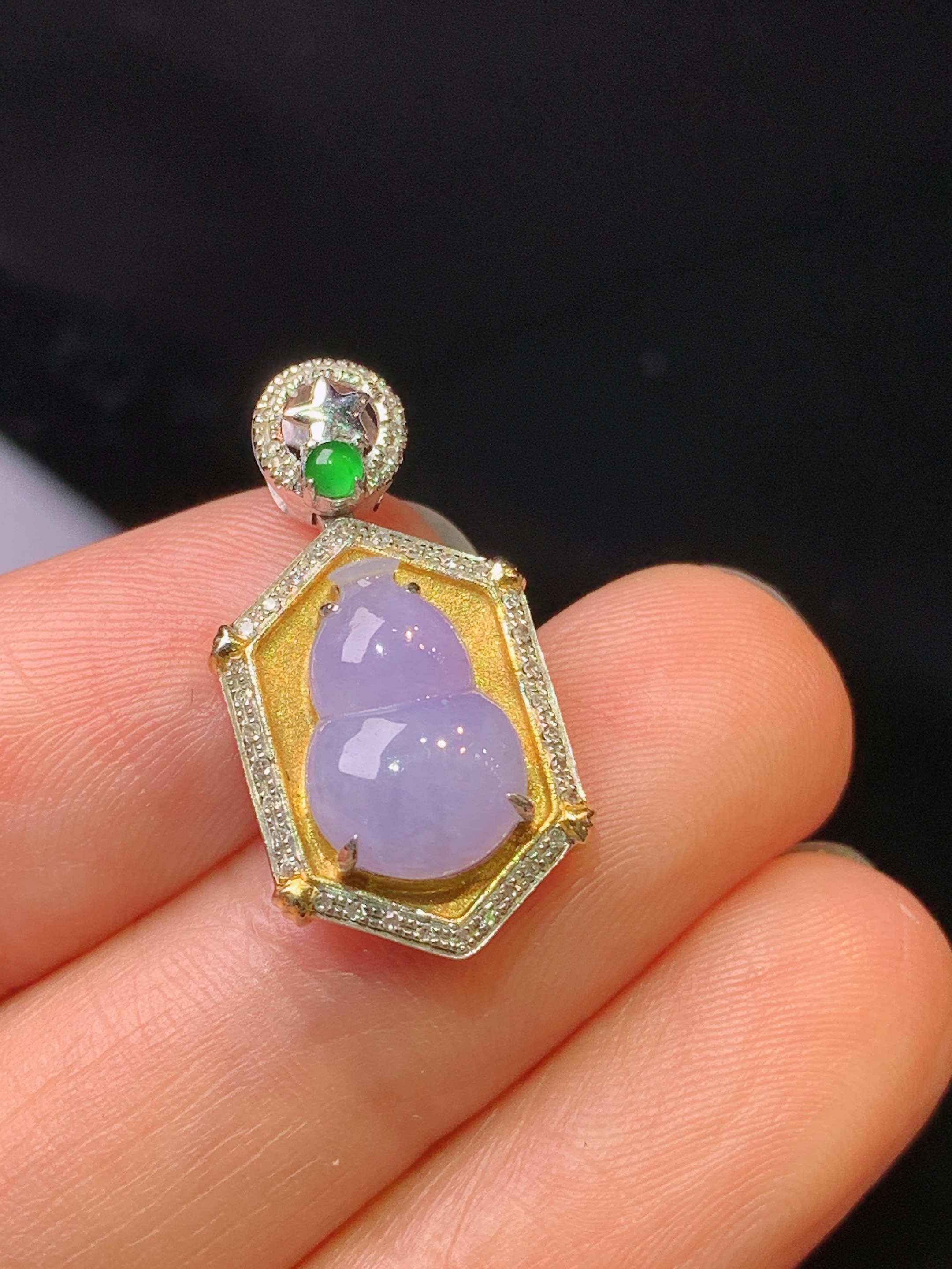 18k金钻镶嵌紫罗兰葫芦吊坠 玉质细腻 色泽艳丽清新 水润亮眼 整体尺寸22.7*11.8*6.5y