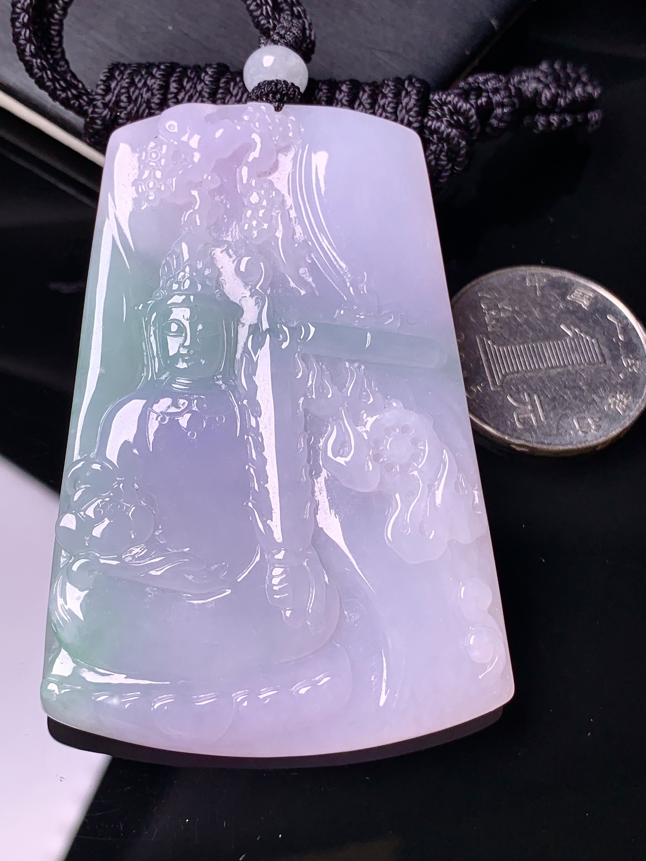 淡紫罗兰飘绿观音菩萨吊坠 玉质细腻 色泽艳丽清新 水润亮眼 整体尺寸66.2*44.5*5.3L1
