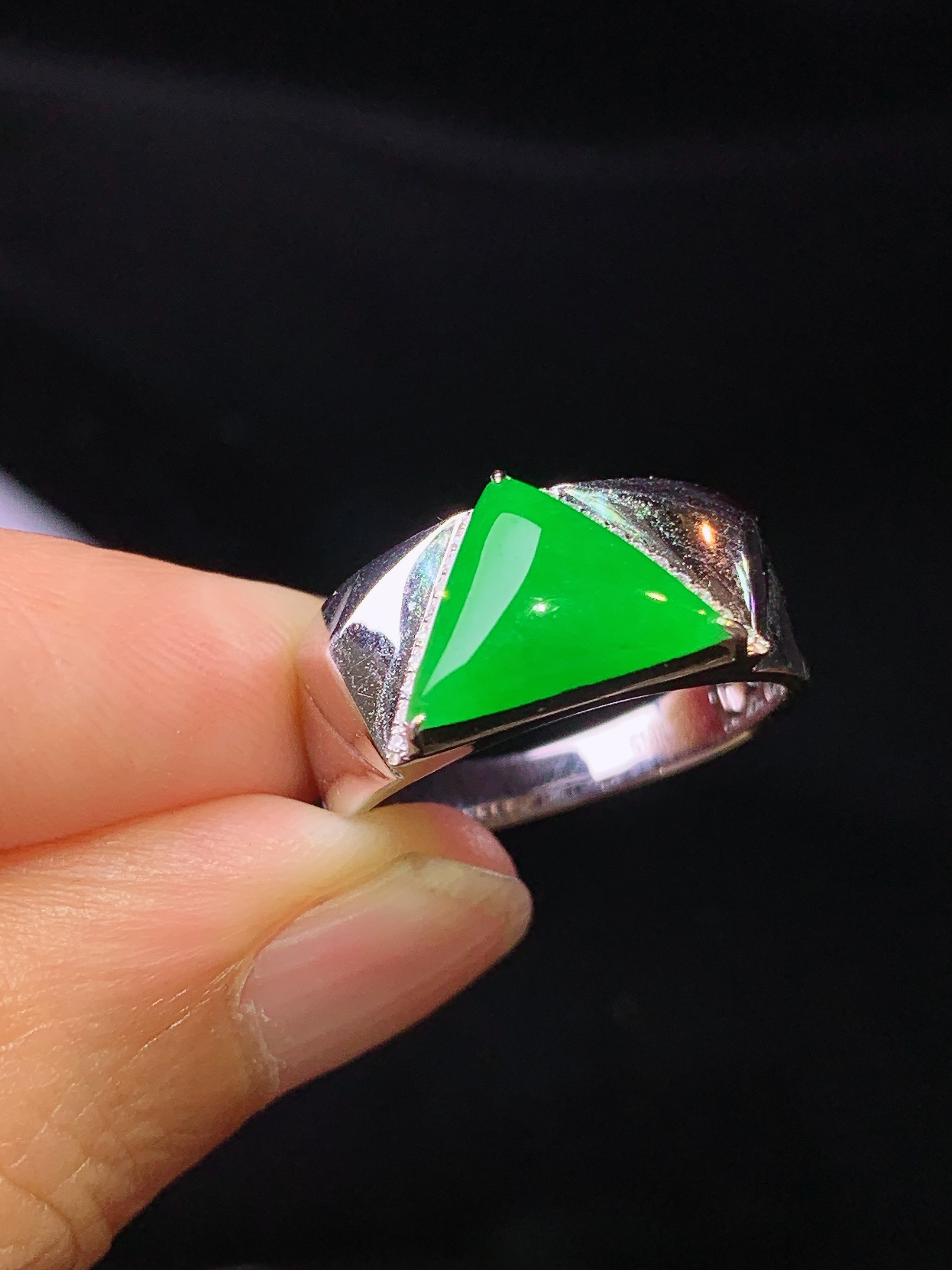 18k金钻镶嵌满绿三角形戒指 玉质细腻 色泽艳丽清新 水润亮眼 圈口13 裸石尺寸8.5*10.8*