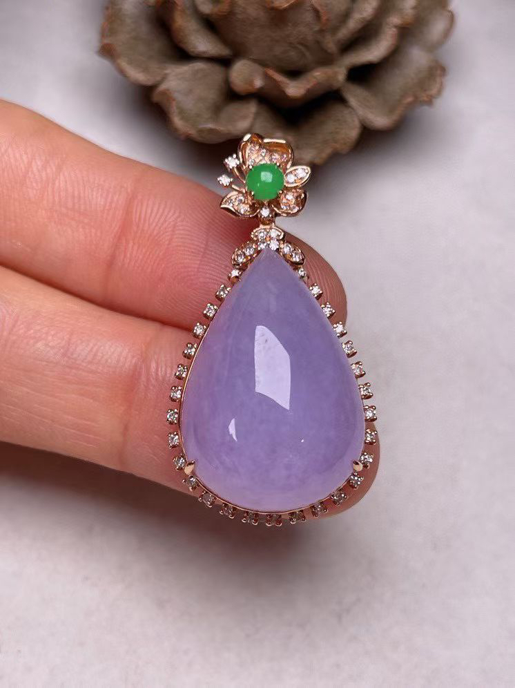 冰糯种紫罗兰滴水吊坠、真金真钻镶嵌，种水好，玉质细腻 .裸石尺寸 23.0*15.8
