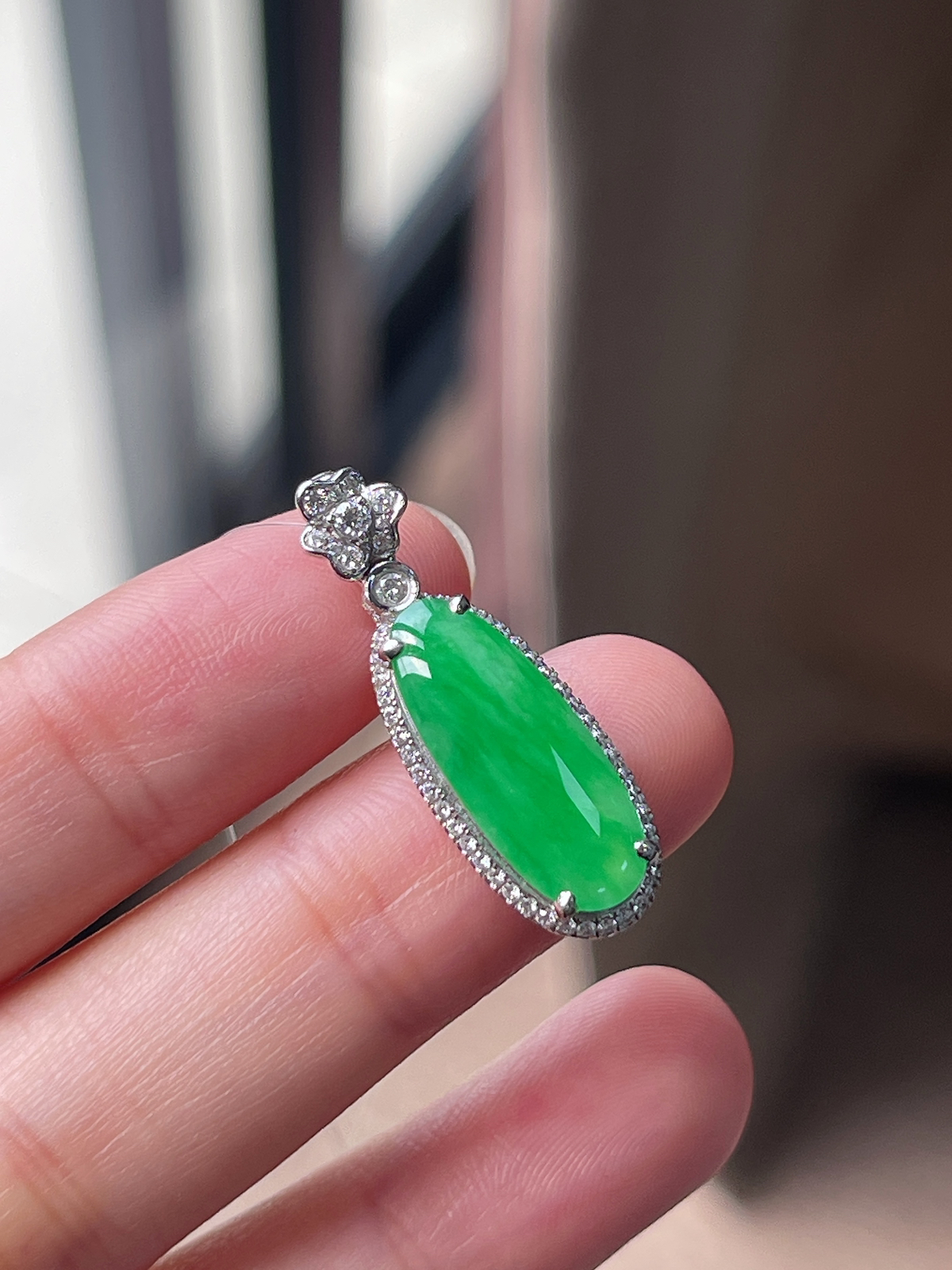 翡翠冰糯种绿色福瓜挂件，印记：Au750,伴钻石