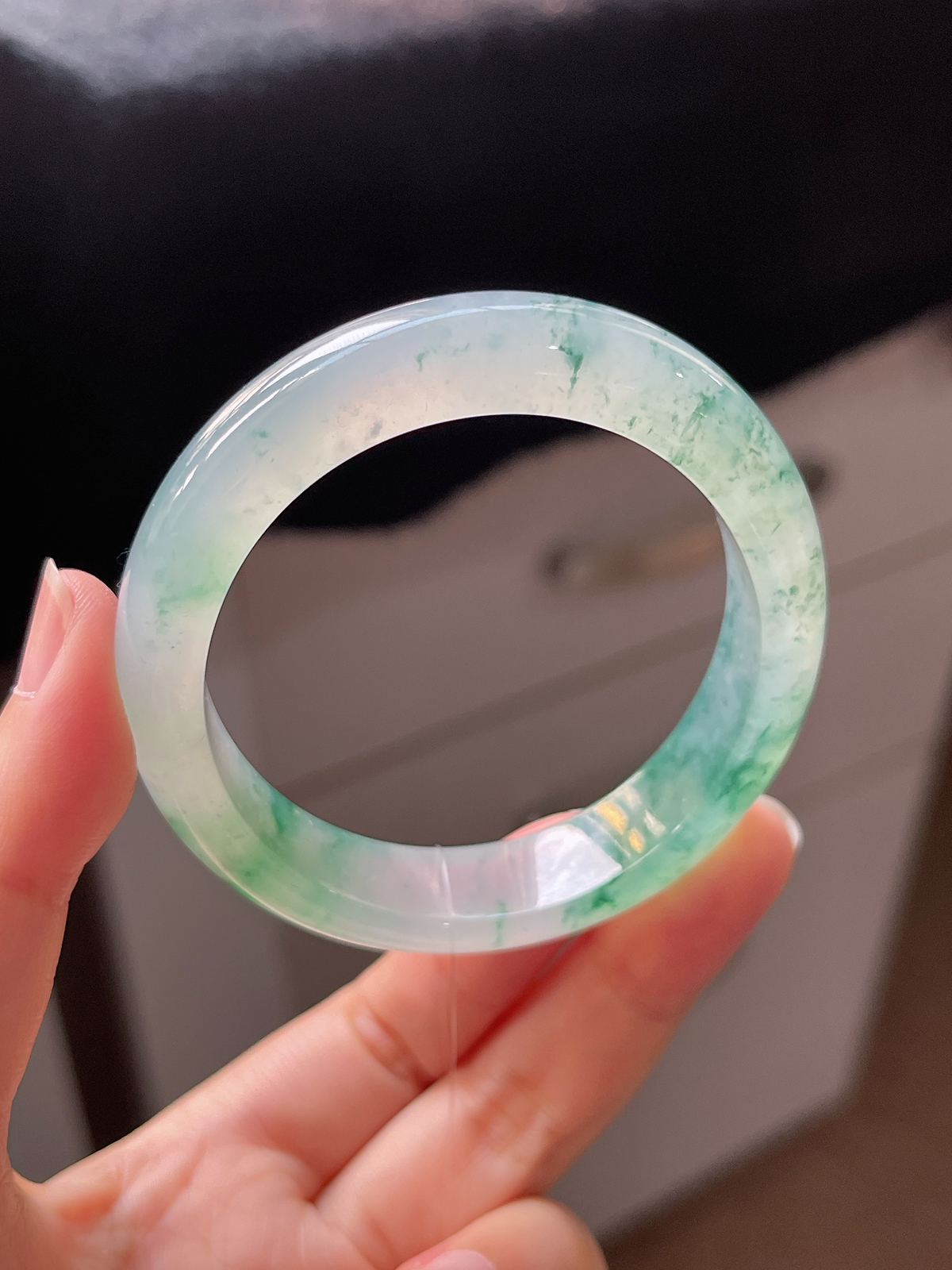 贵妃镯55.6圈口，翡翠冰种飘绿手镯