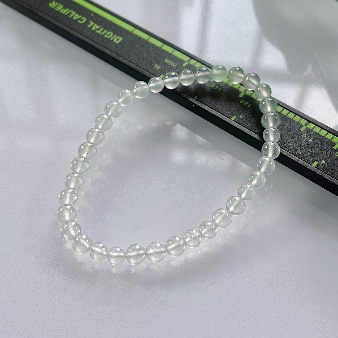 缅甸天然翡翠A货，卡4.8玻璃种起光起胶圆珠手串手链，尺寸：4.8mm/36颗，重量：6.90g