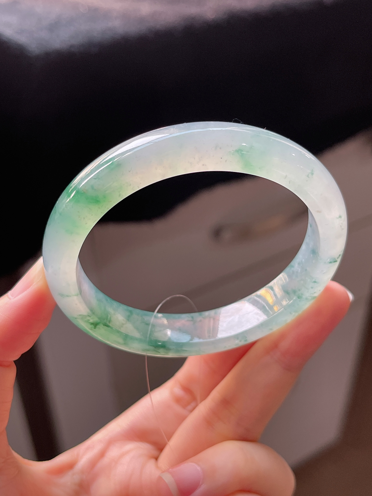 贵妃镯55.6圈口，翡翠冰种飘绿手镯