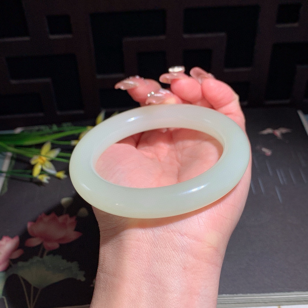 和田玉59.5圈晴水色肥圆条手镯！清水色！玉质细腻油润 底色纯净 无裂无杂 脂粉好，品质高。