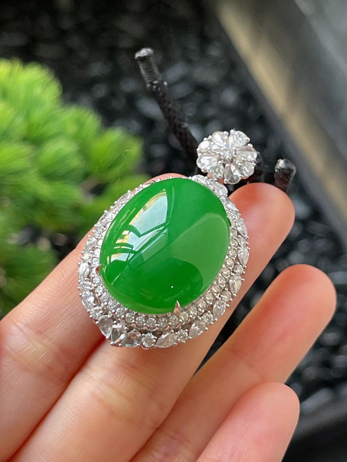 翡翠冰糯种大绿蛋面吊坠，印记：G18K,伴钻石