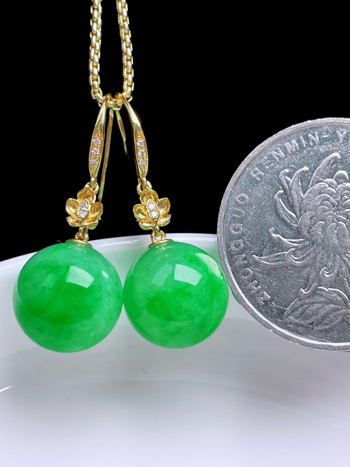 冰阳绿圆珠耳坠 
色泽鲜艳，油润起胶，18k金镶嵌
整体：26.3
裸石：11.1