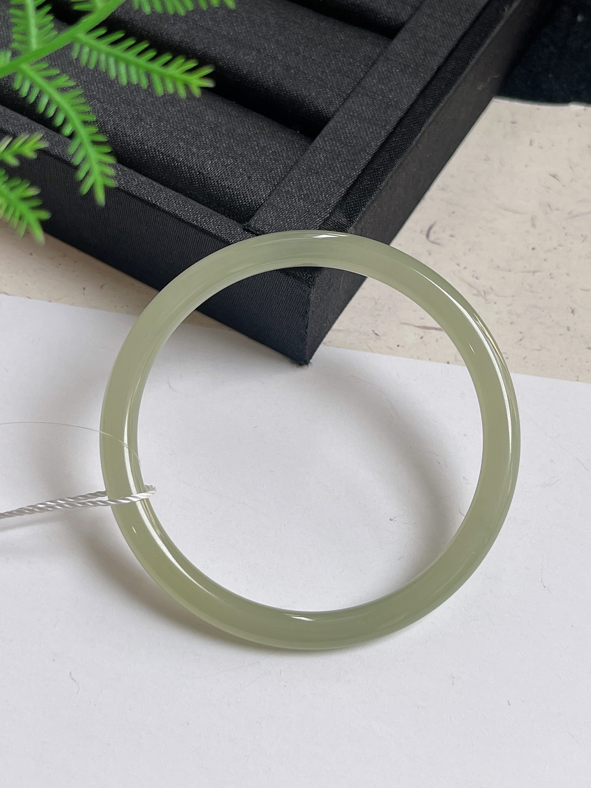 圆镯56.4圈口，和田玉茶晴美人镯