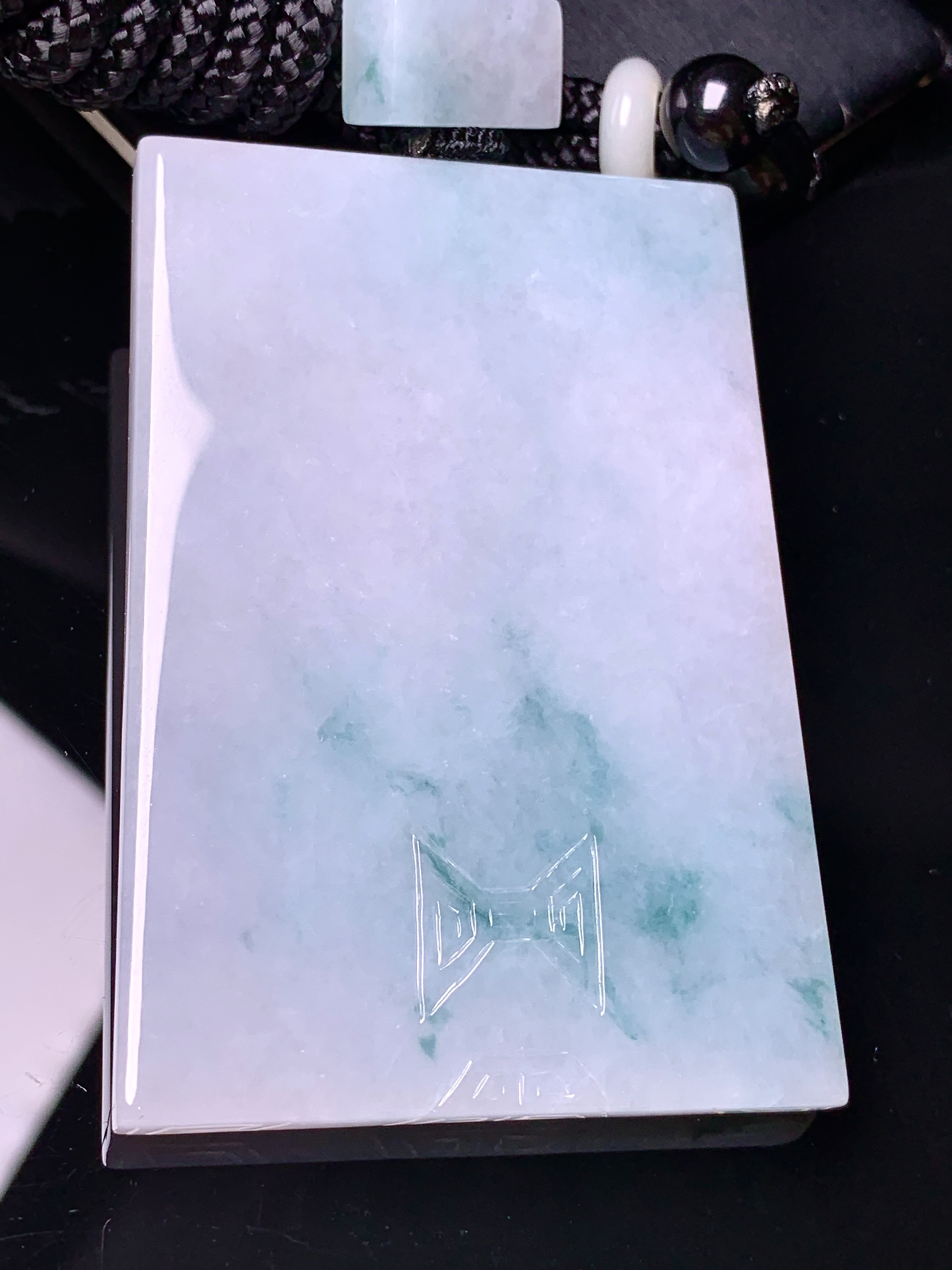 飘绿无事牌吊坠 玉质细腻 色泽艳丽清新 水润亮眼 整体尺寸63*43.8*6w1