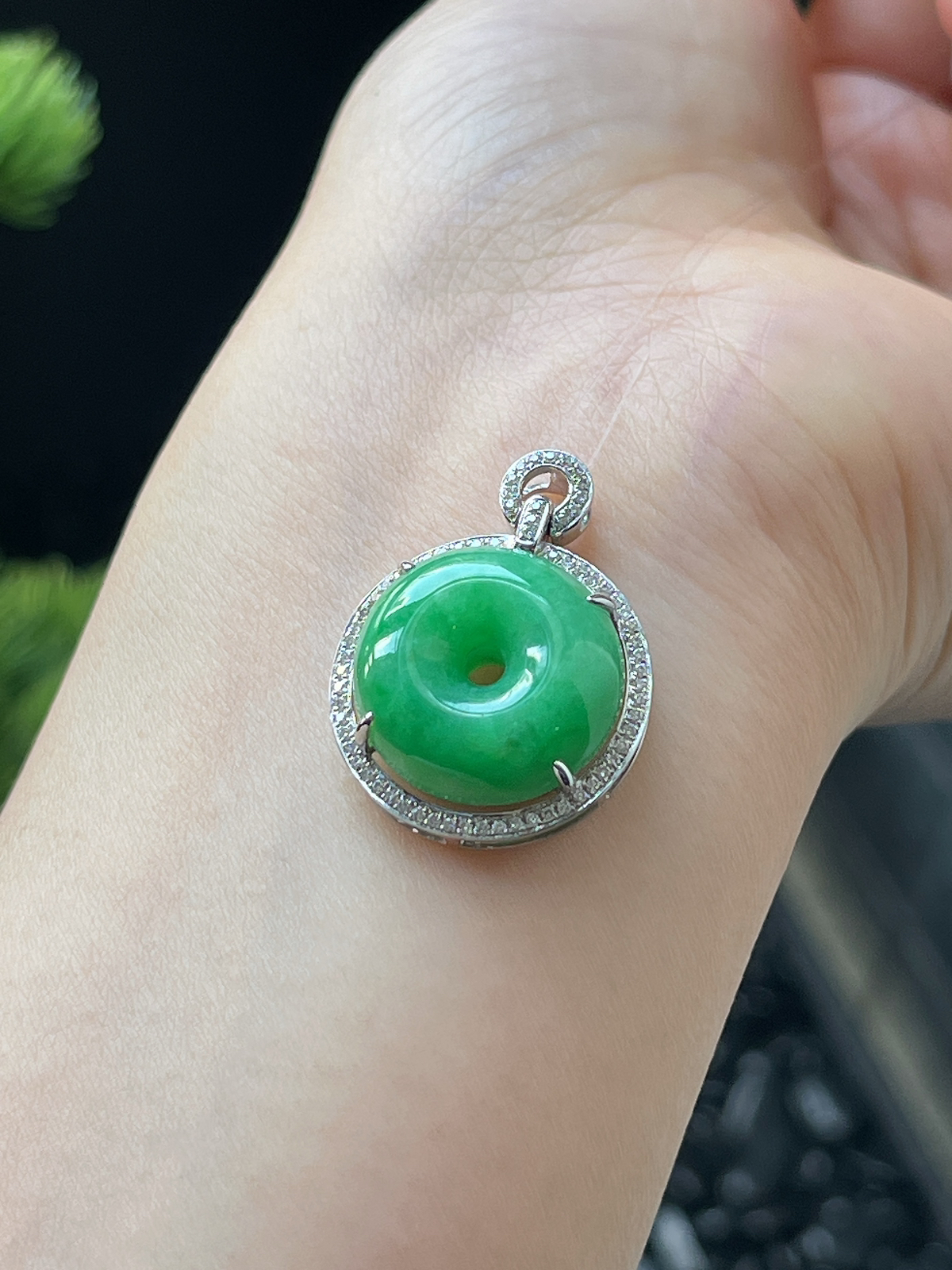 翡翠糯化种绿色平安扣挂件，印记：G18K,伴钻石