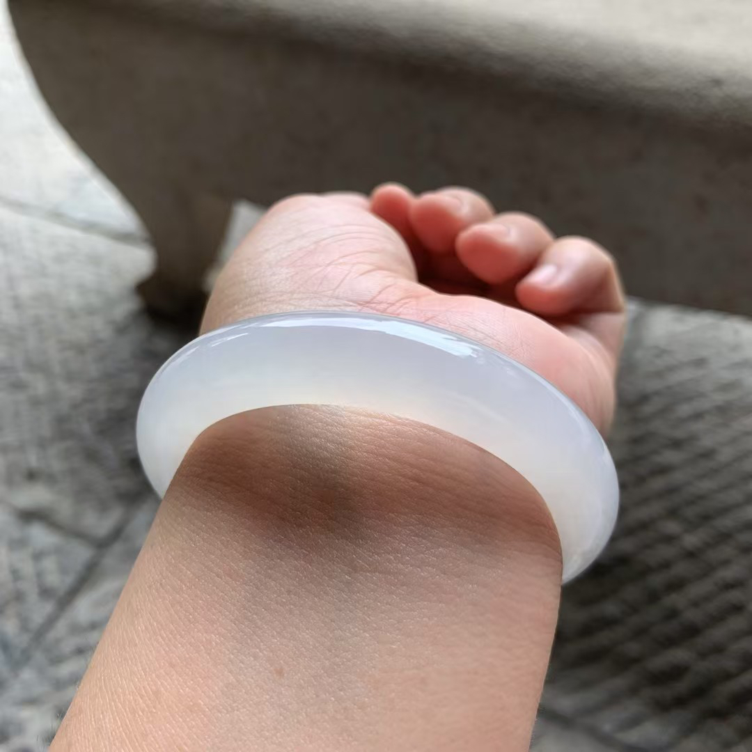 白冰正圈手镯尺寸56*12*9 种质细腻，冰凝透亮，胶胶润润，清爽明快！
