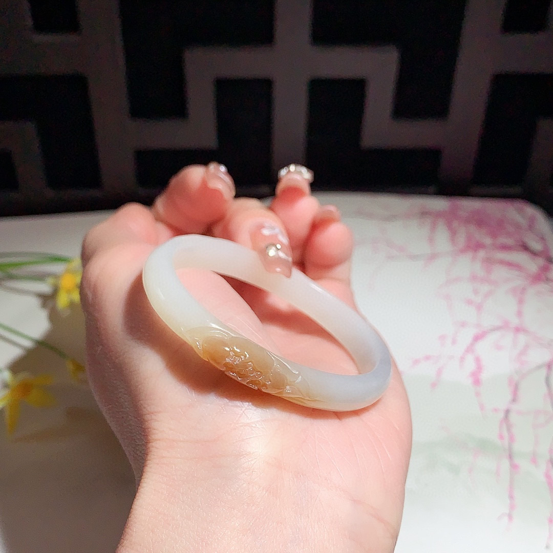 和田玉49圈口且末糖料雕花手镯！贵妃手镯，内径长/宽54/44玉质细腻油润 底色纯净 脂粉好，品质高。