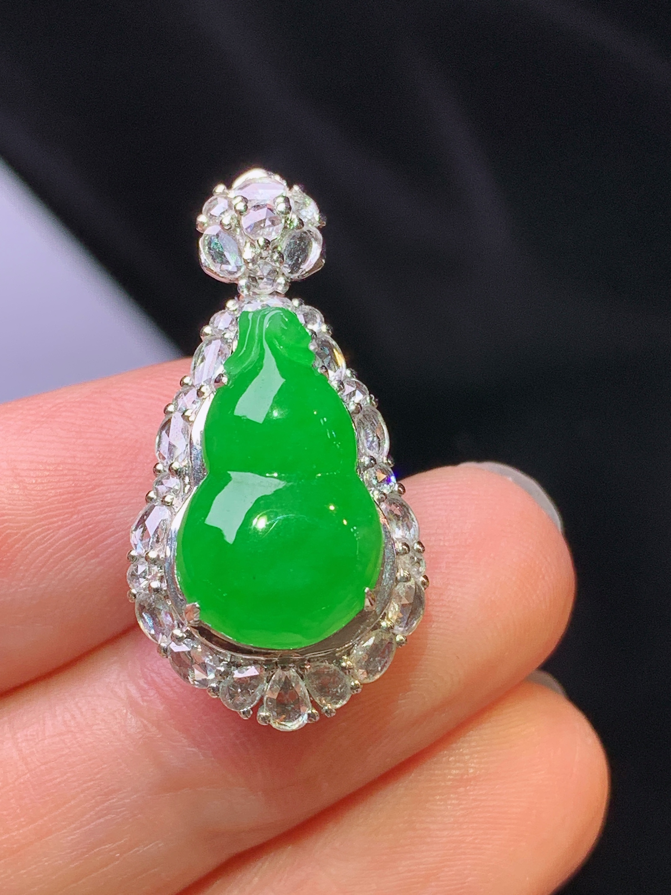 18k金钻镶嵌满绿葫芦吊坠 玉质细腻 色泽艳丽清新 水润亮眼 整体尺寸28.9*14.8*11.2y4