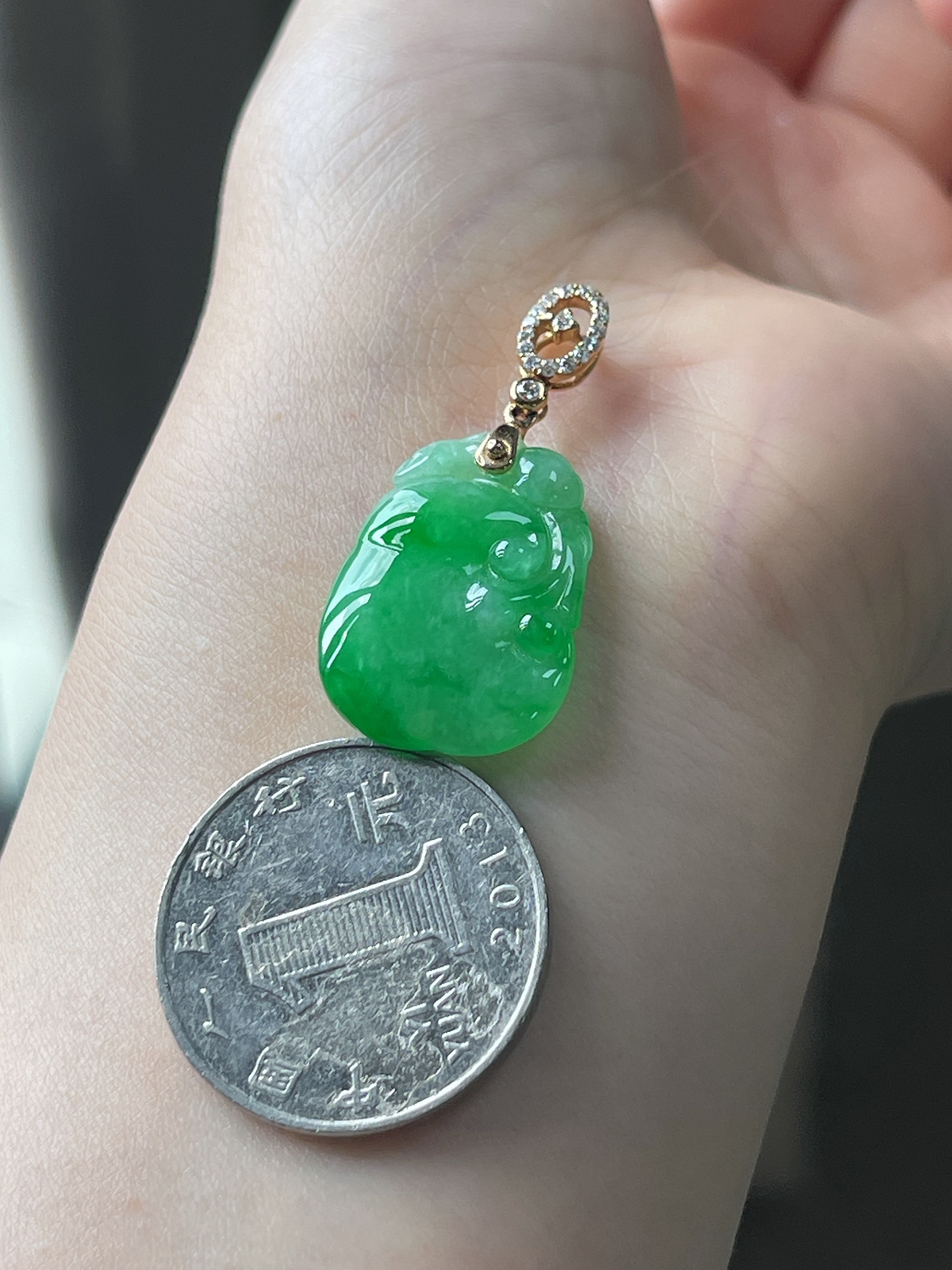 翡翠冰糯种绿色如意，伴钻石