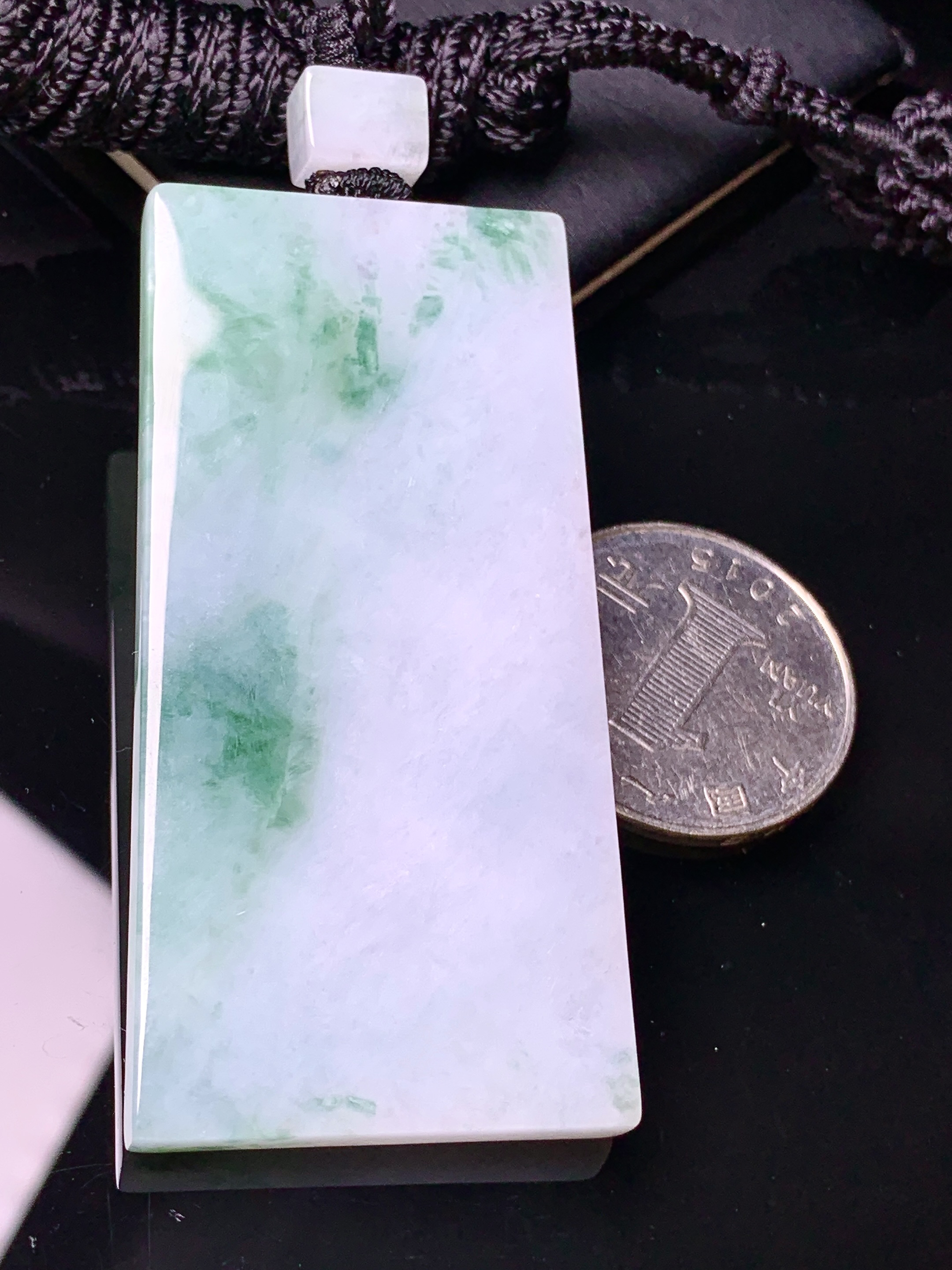 飘绿无事牌吊坠 玉质细腻 色泽艳丽清新 水润亮眼 整体尺寸61.5*30.2*5.5w1