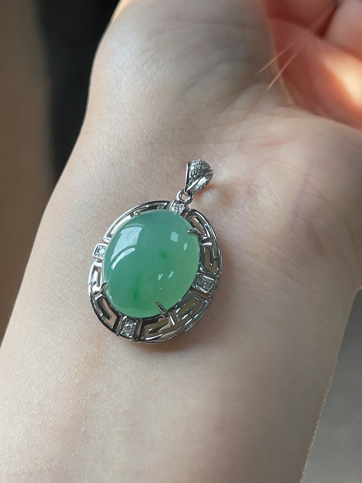 翡翠冰糯种绿色蛋面吊坠，印记：G18K,伴钻石