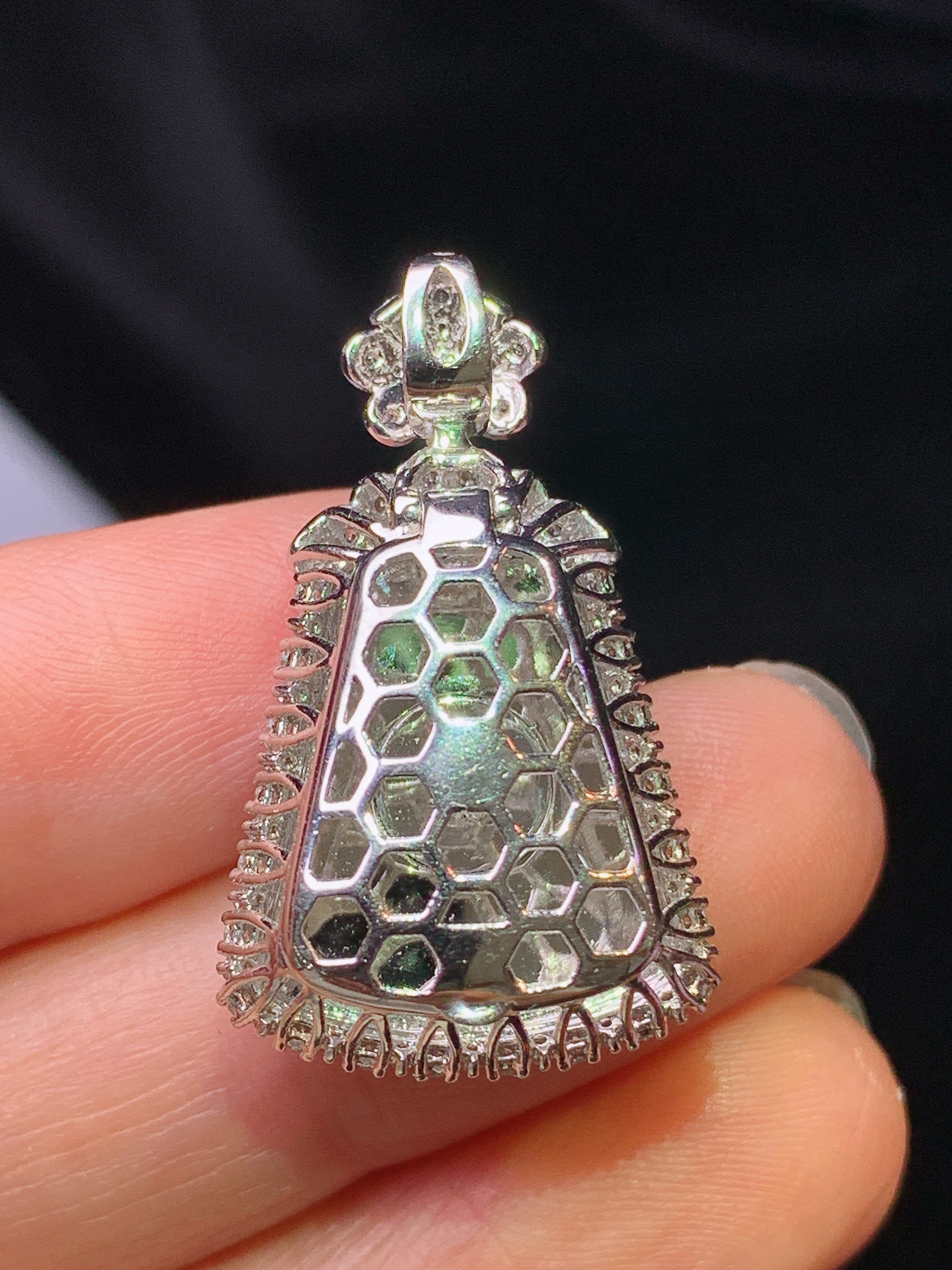 18k金钻镶嵌翠绿无事牌吊坠 玉质细腻 色泽艳丽清新 水润亮眼 整体尺寸29.5*17.5*10y1