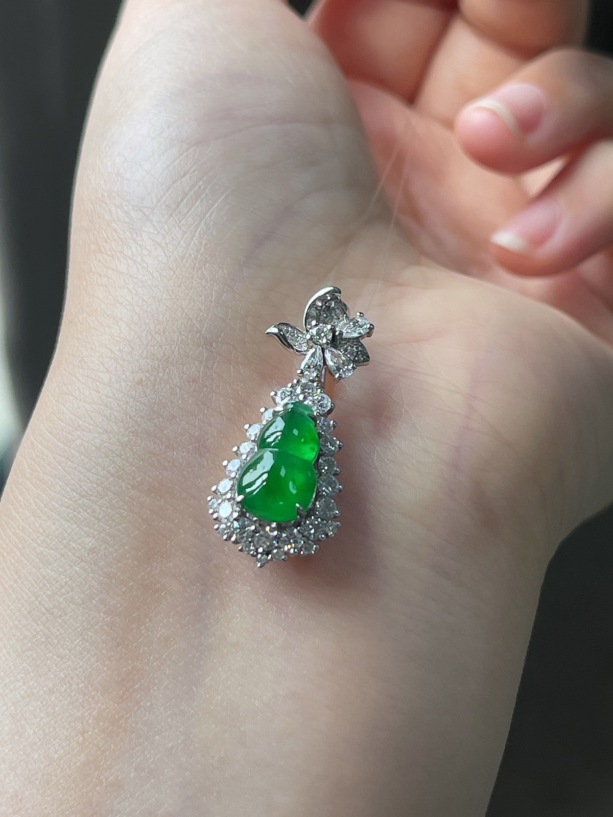 翡翠冰糯种绿色葫芦吊坠，印记：Au750,伴钻石