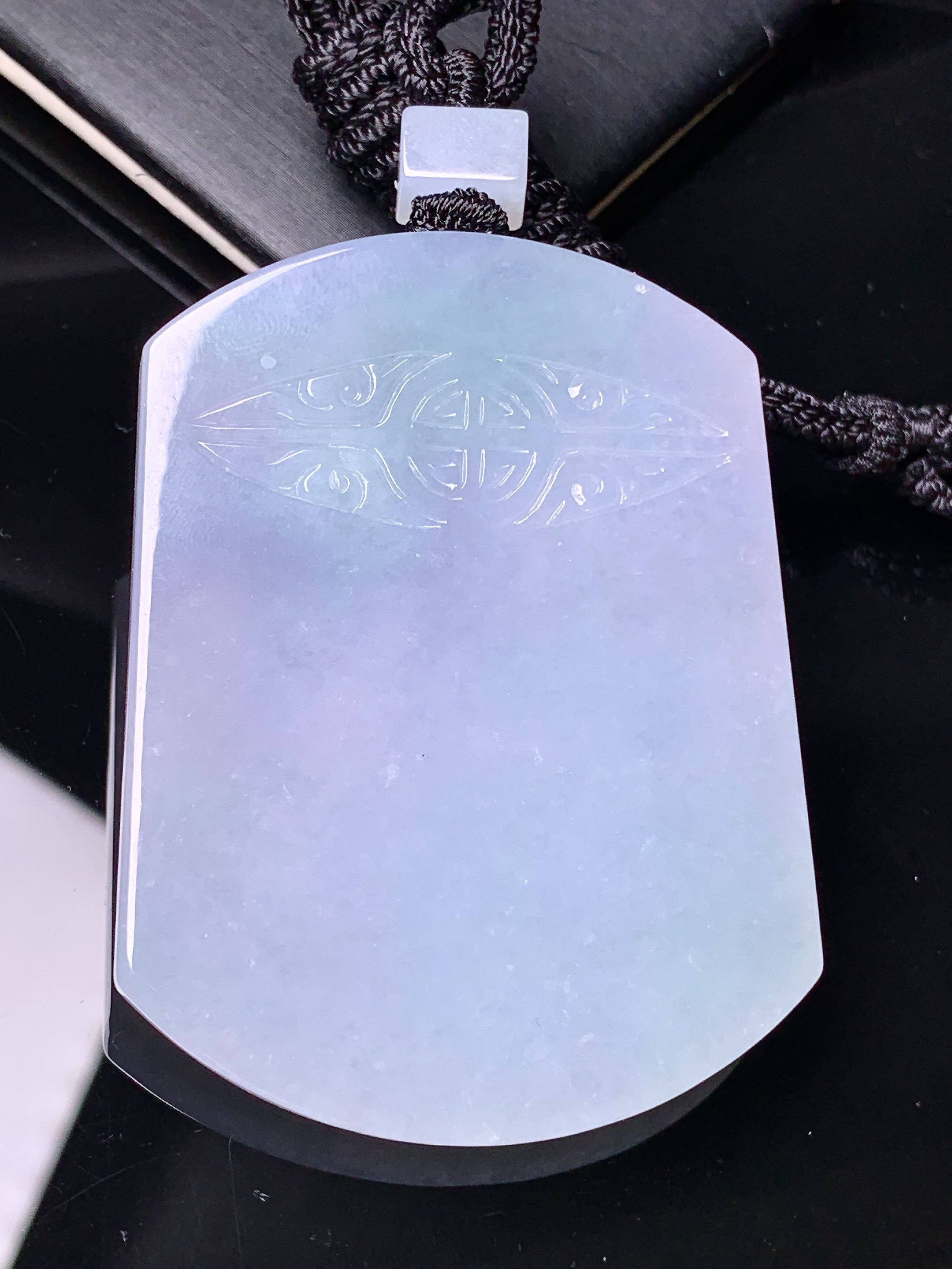 淡紫罗兰飘绿无事牌吊坠 玉质细腻 色泽艳丽清新 水润亮眼 整体尺寸57*43*5.6L1