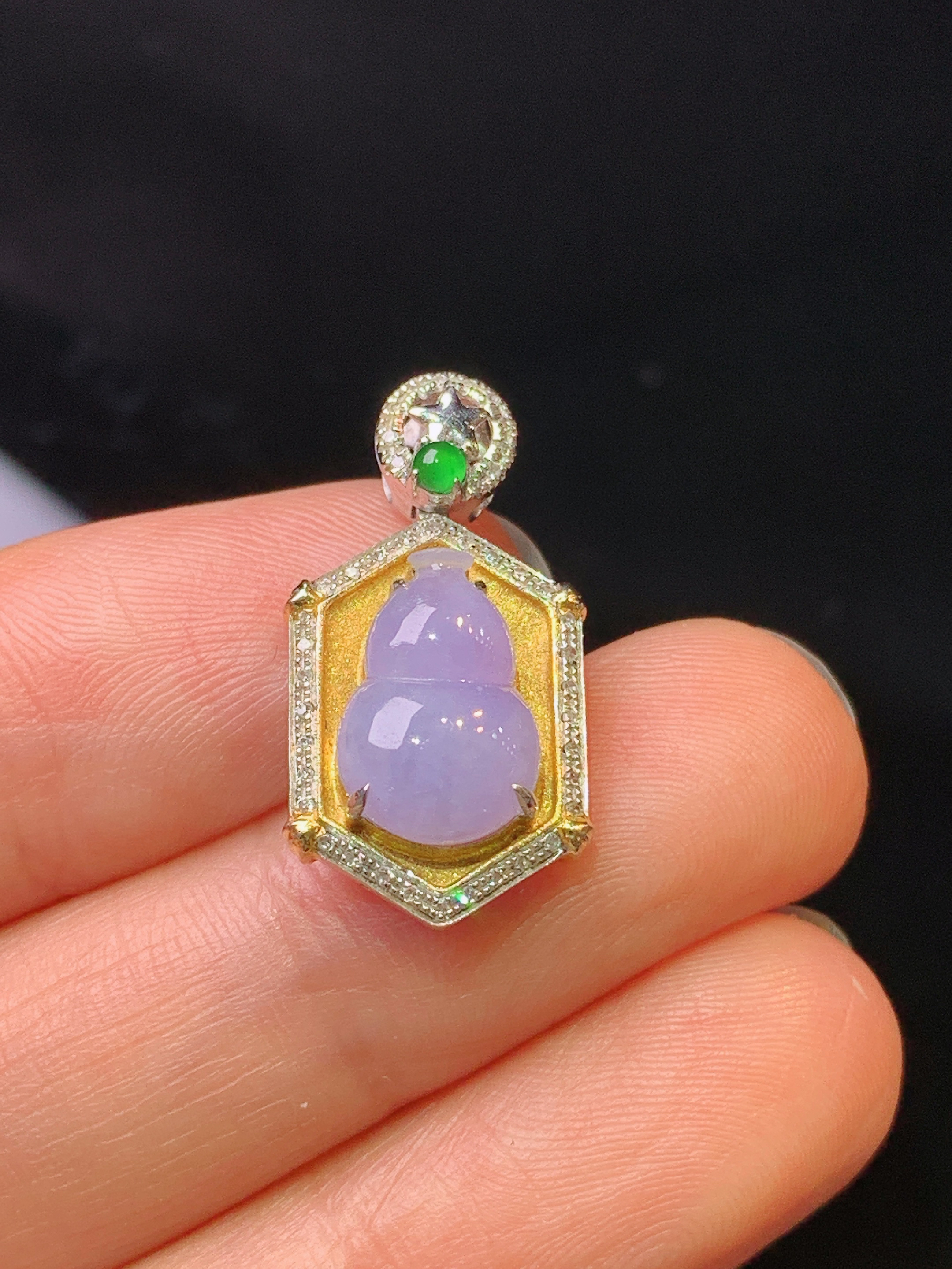 18k金钻镶嵌紫罗兰葫芦吊坠 玉质细腻 色泽艳丽清新 水润亮眼 整体尺寸22.7*11.8*6.5y4