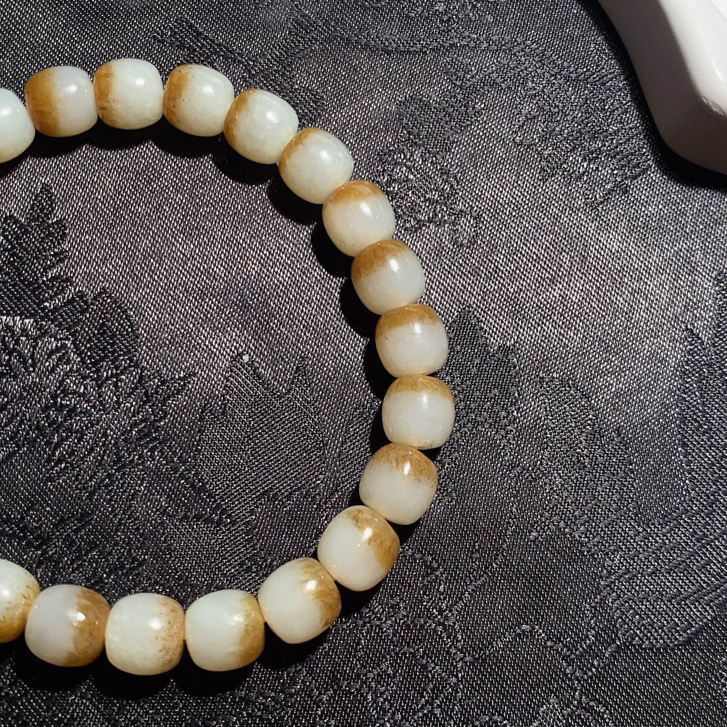 新疆和田玉白且末糖老型珠手串 单颗尺寸8重21.5克。玉质细腻油润。手推出油。佩戴高端典雅。lt260318