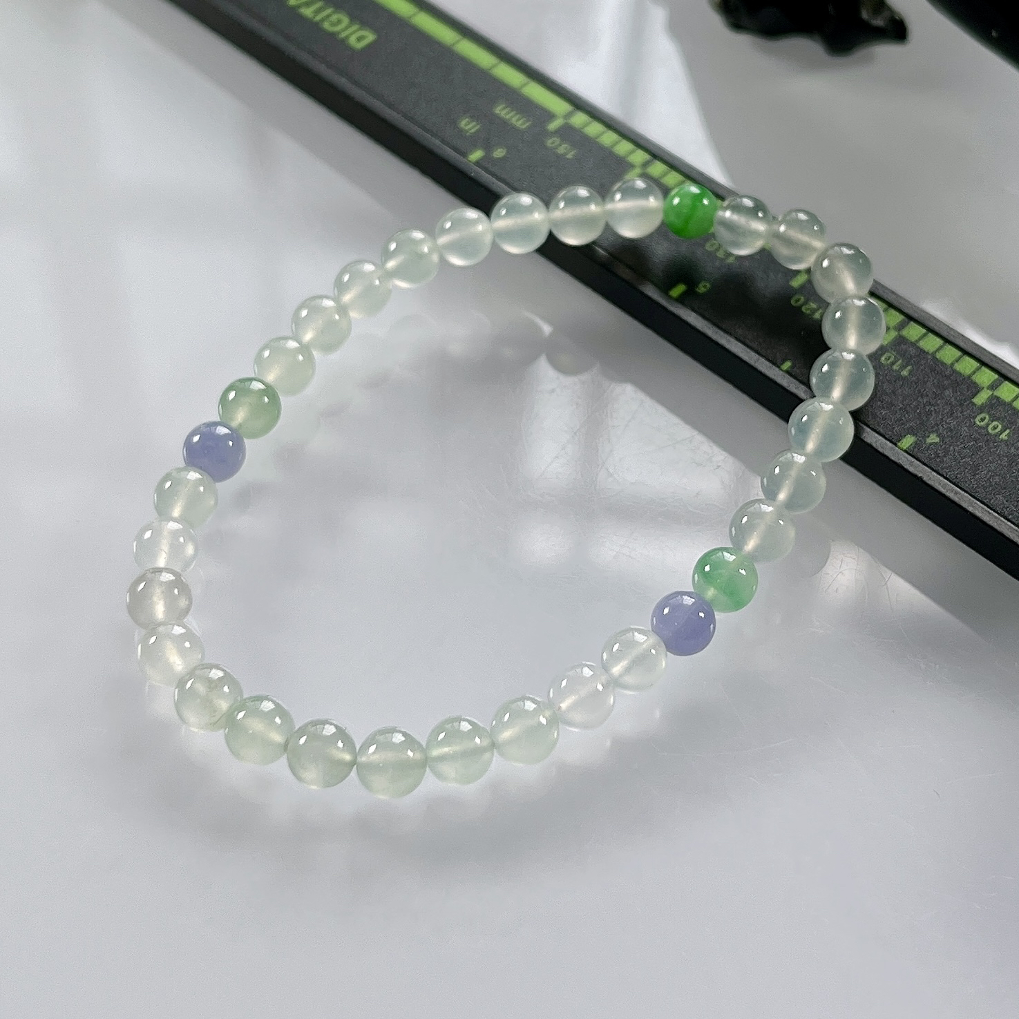 缅甸天然翡翠A货，卡5.3高冰种起光起胶马卡龙圆珠手串手链，尺寸：5.3mm/33颗，重量：8.73g