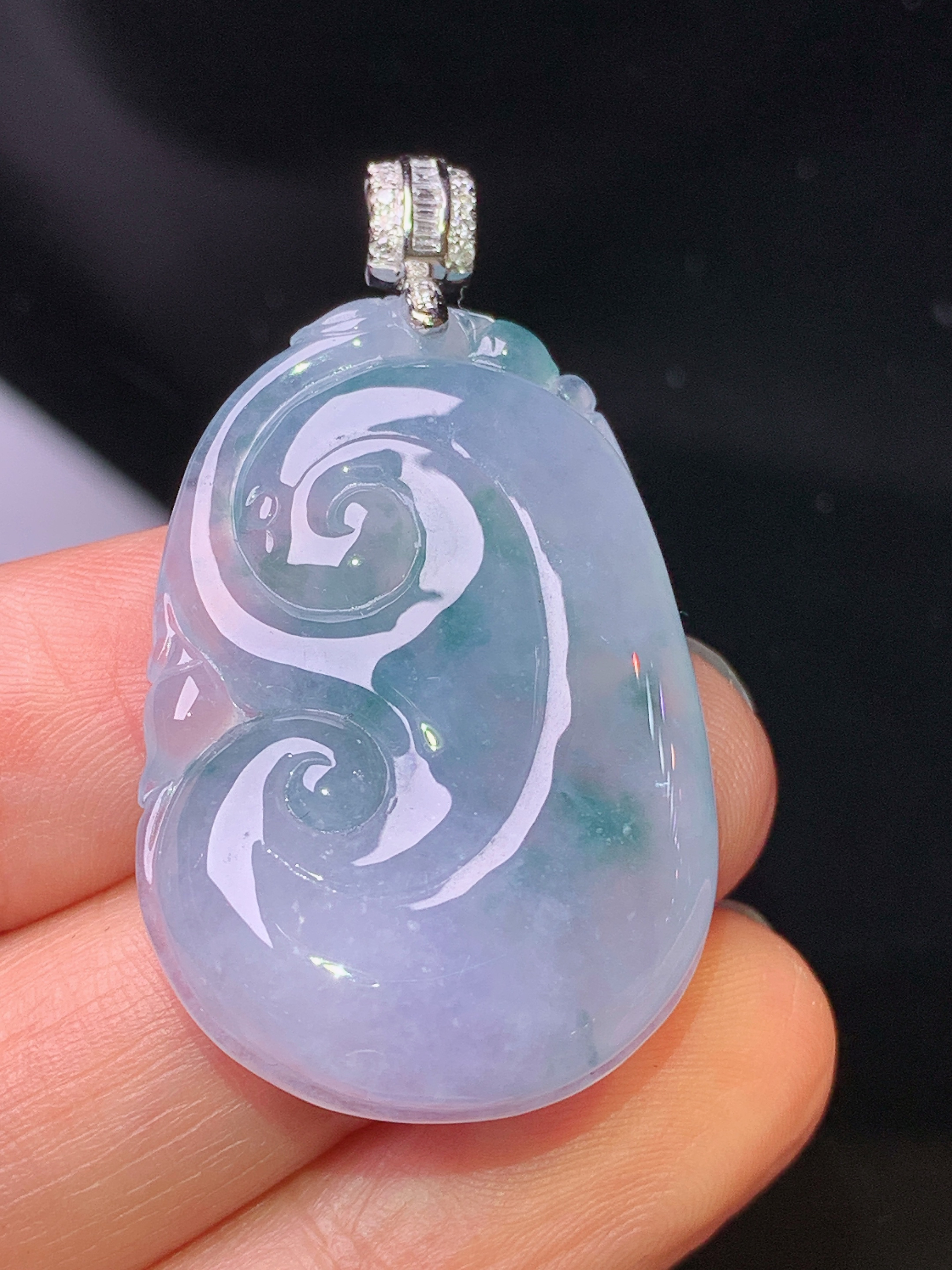 18k金钻镶嵌飘绿如意吊坠 玉质细腻 色泽艳丽清新 水润亮眼 整体尺寸41*23.3*6b1