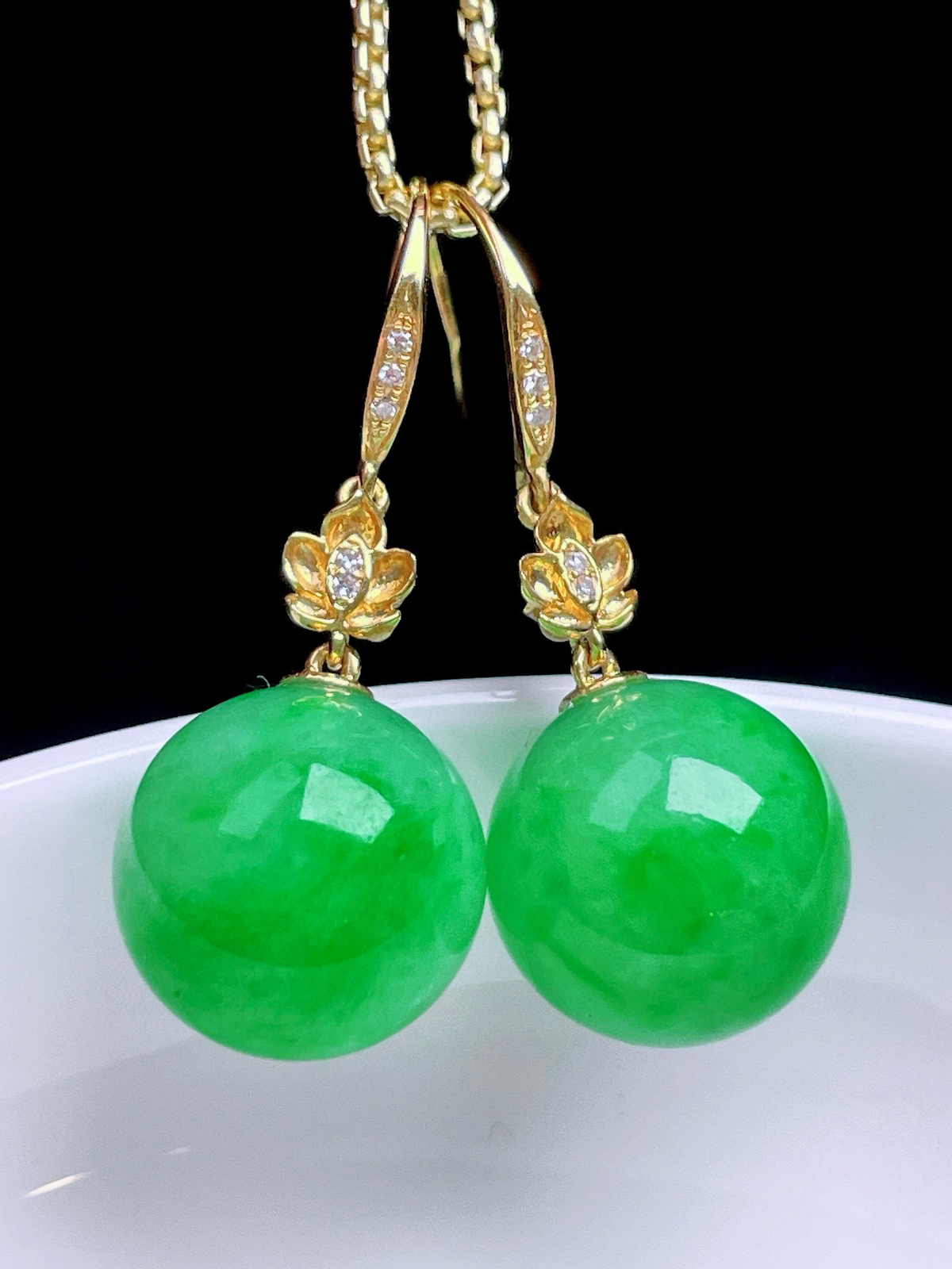 冰阳绿圆珠耳坠 
色泽鲜艳，油润起胶，18k金镶嵌
整体：26.3
裸石：11.1